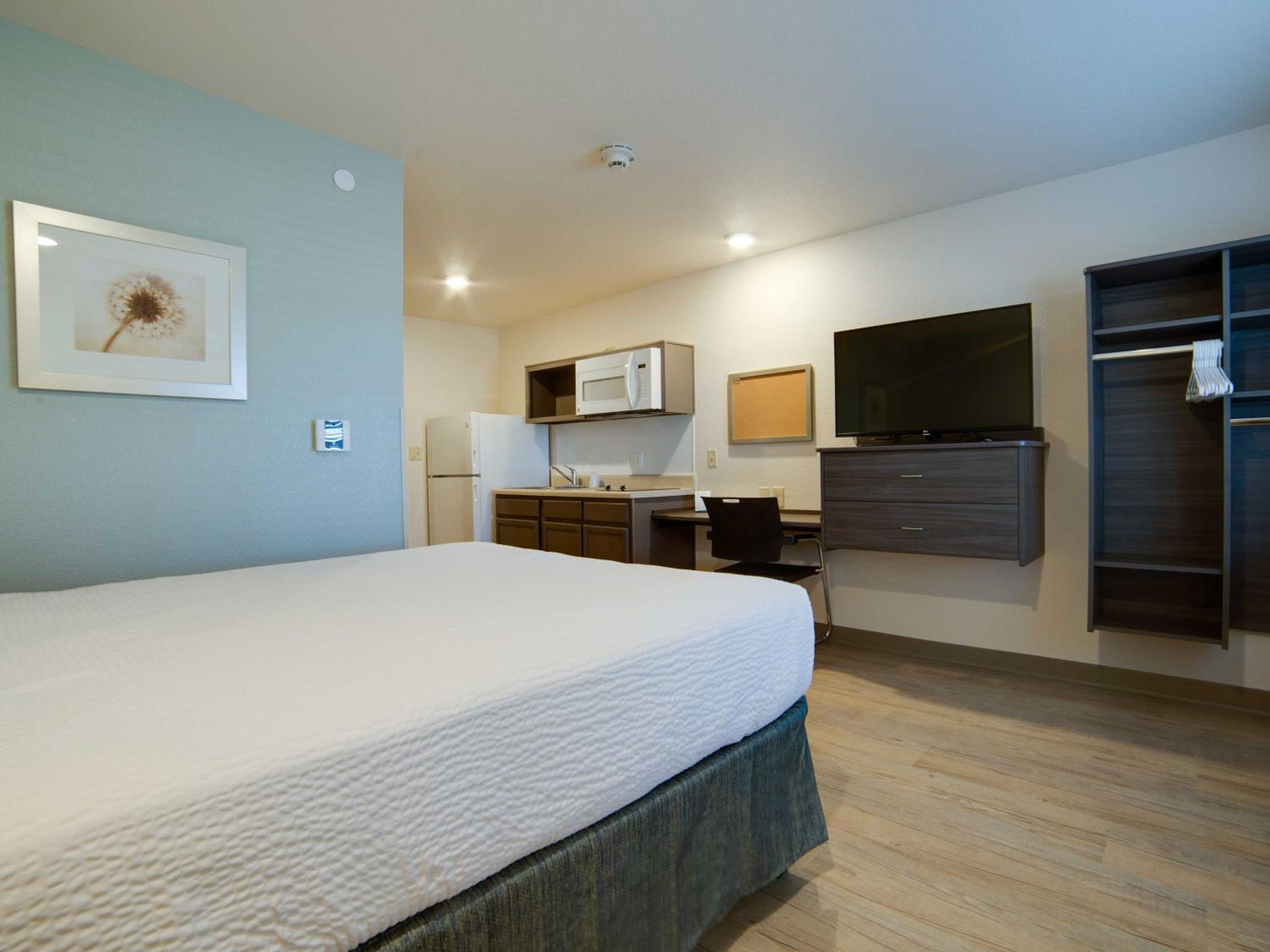 Queen Room  with Tub - Disability Access/Non-Smoking photo 2
