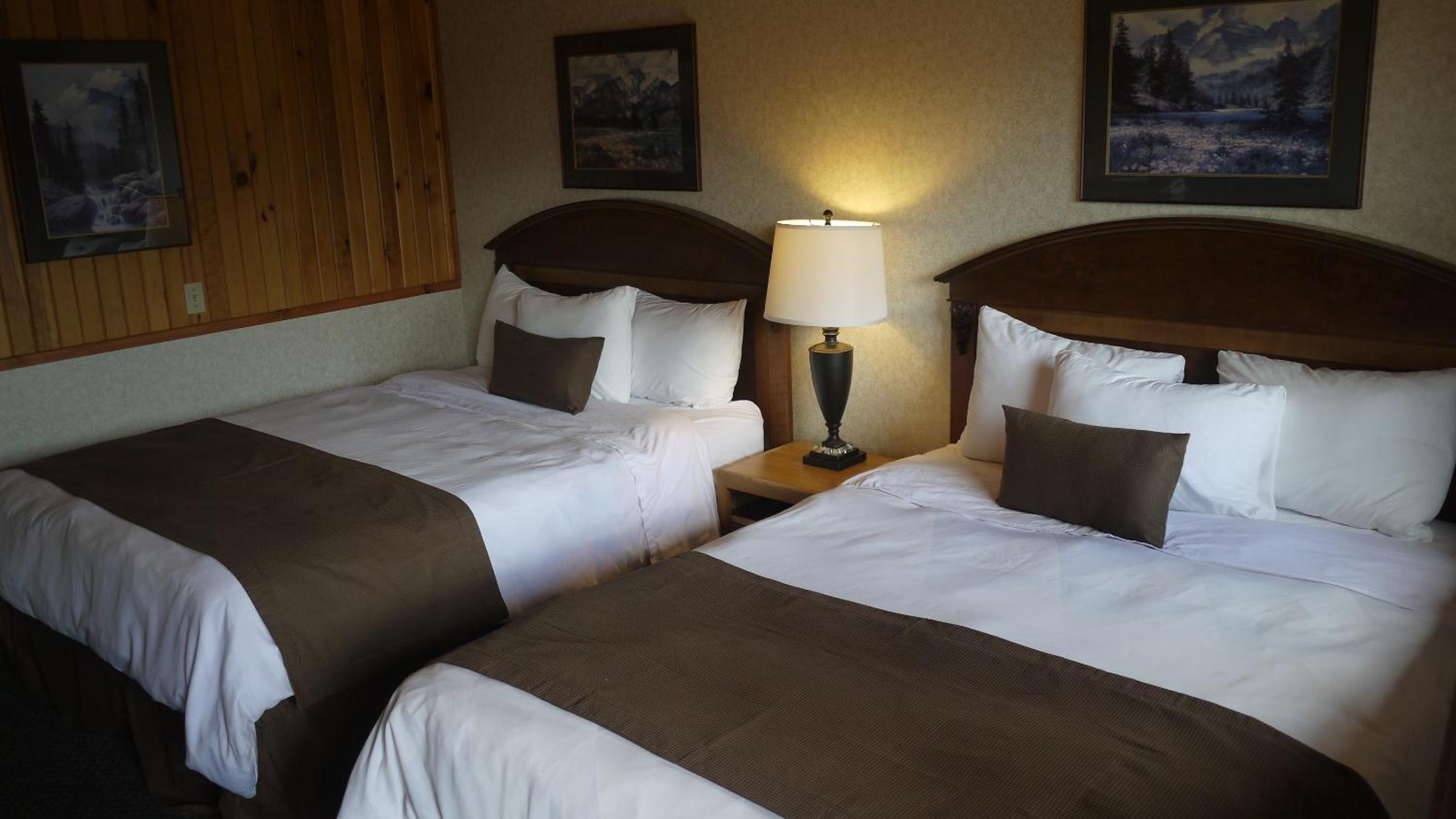 Queen Room with Two Queen Beds - Photo 4