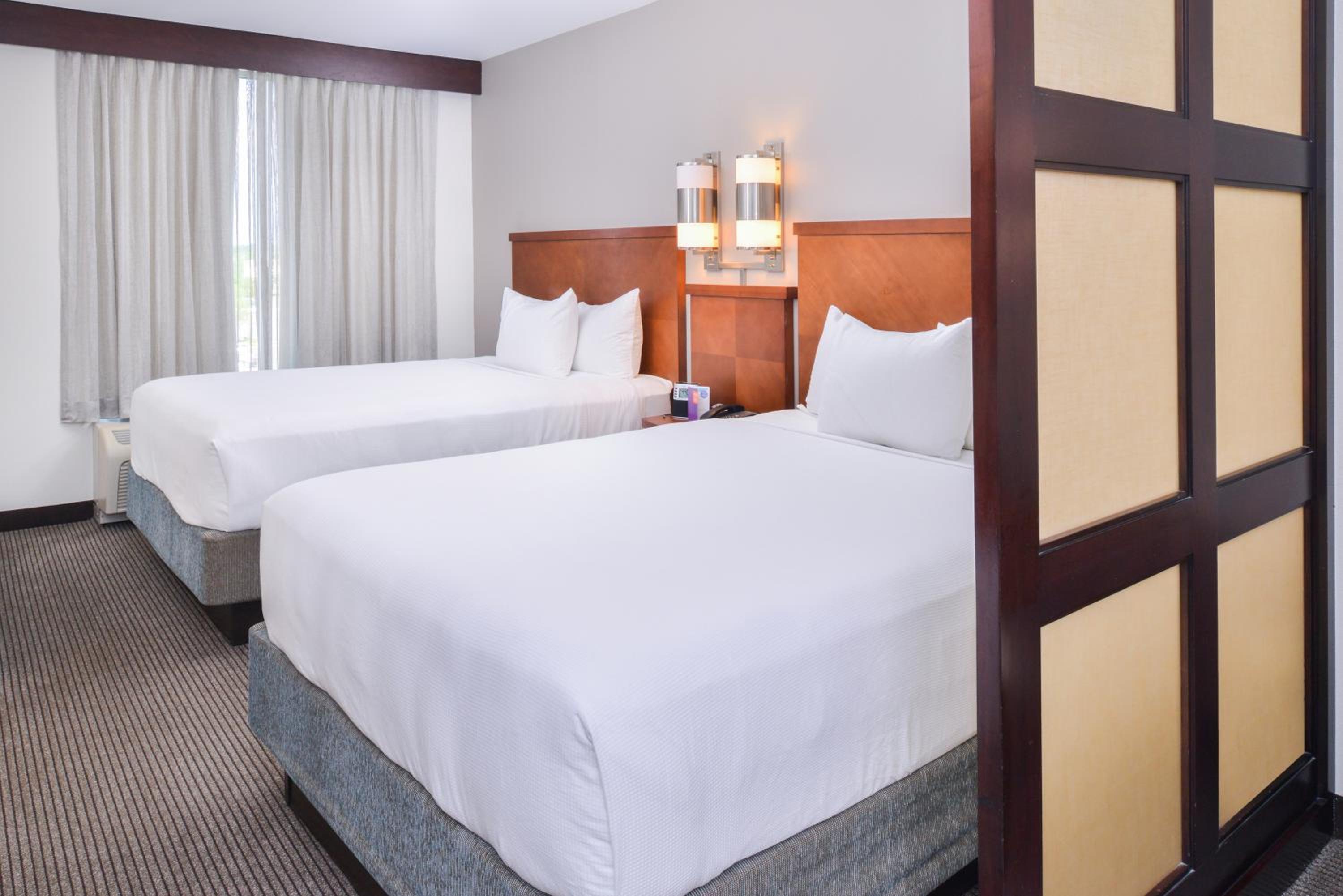 Queen Room with Two Queen Beds and Sofa Bed - High Floor - Photo 3