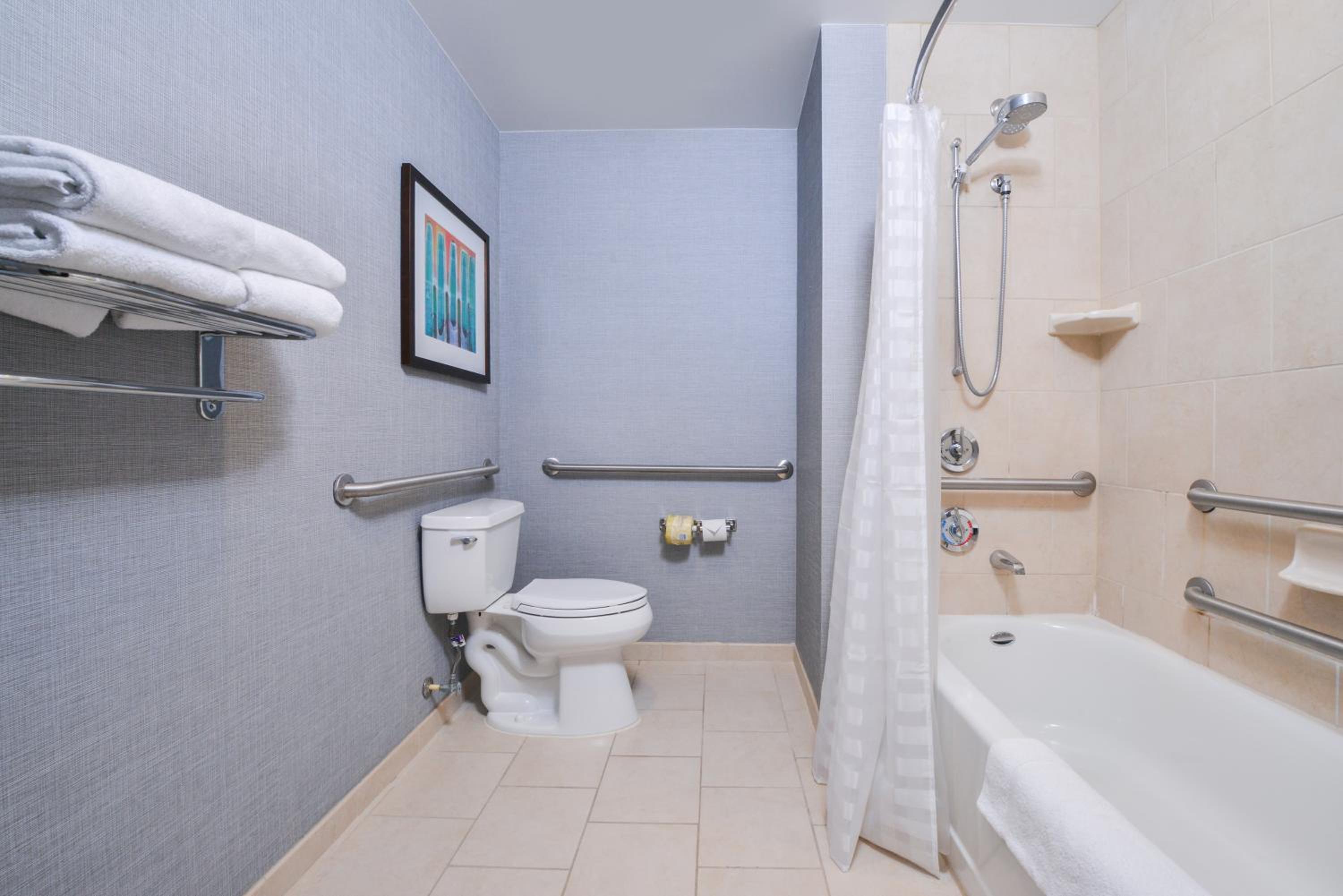 Queen Room with Two Queen Beds, Sofa Bed and Accessible Tub - Photo 5