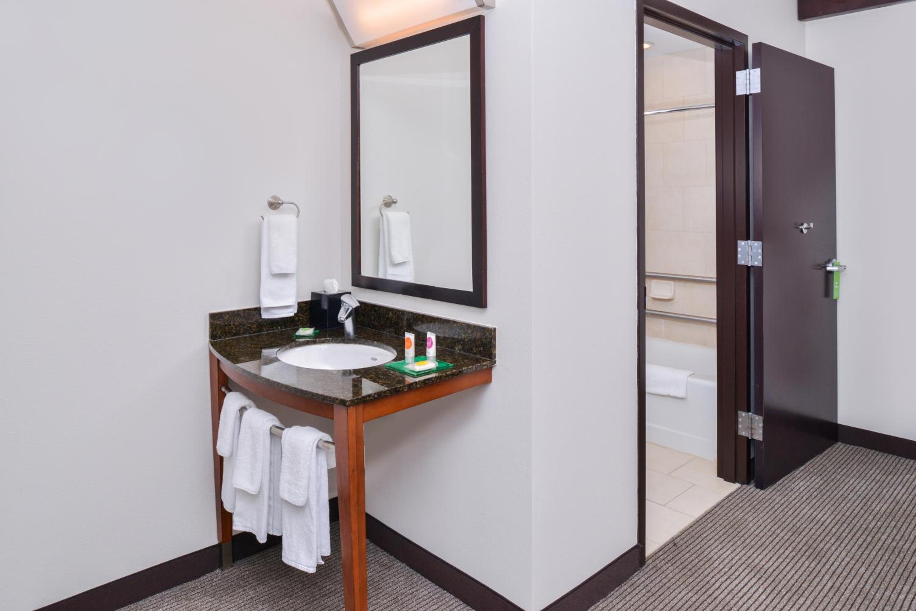 Queen Room with Two Queen Beds, Sofa Bed and Accessible Tub - Photo 4