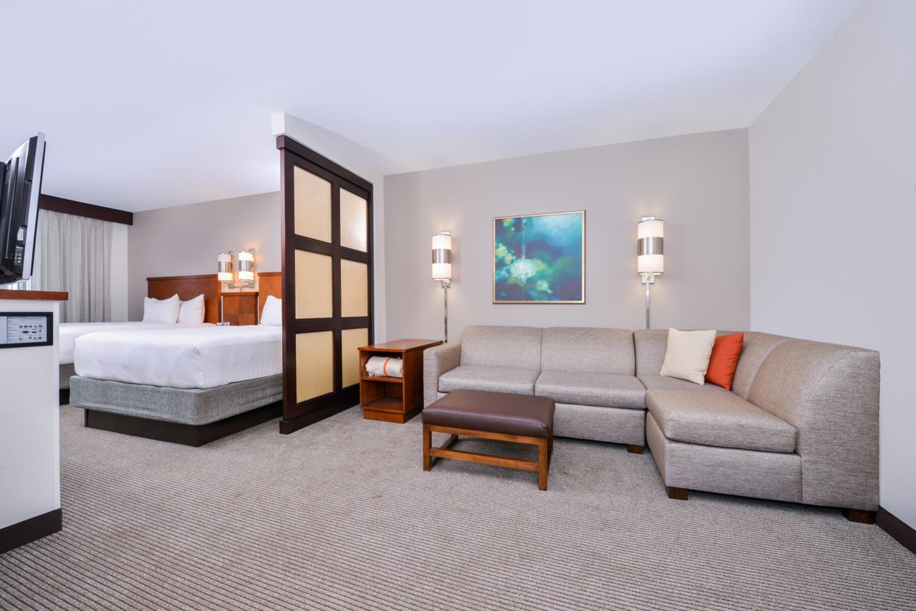 Queen Room with Two Queen Beds and Sofa Bed - High Floor - Photo 5