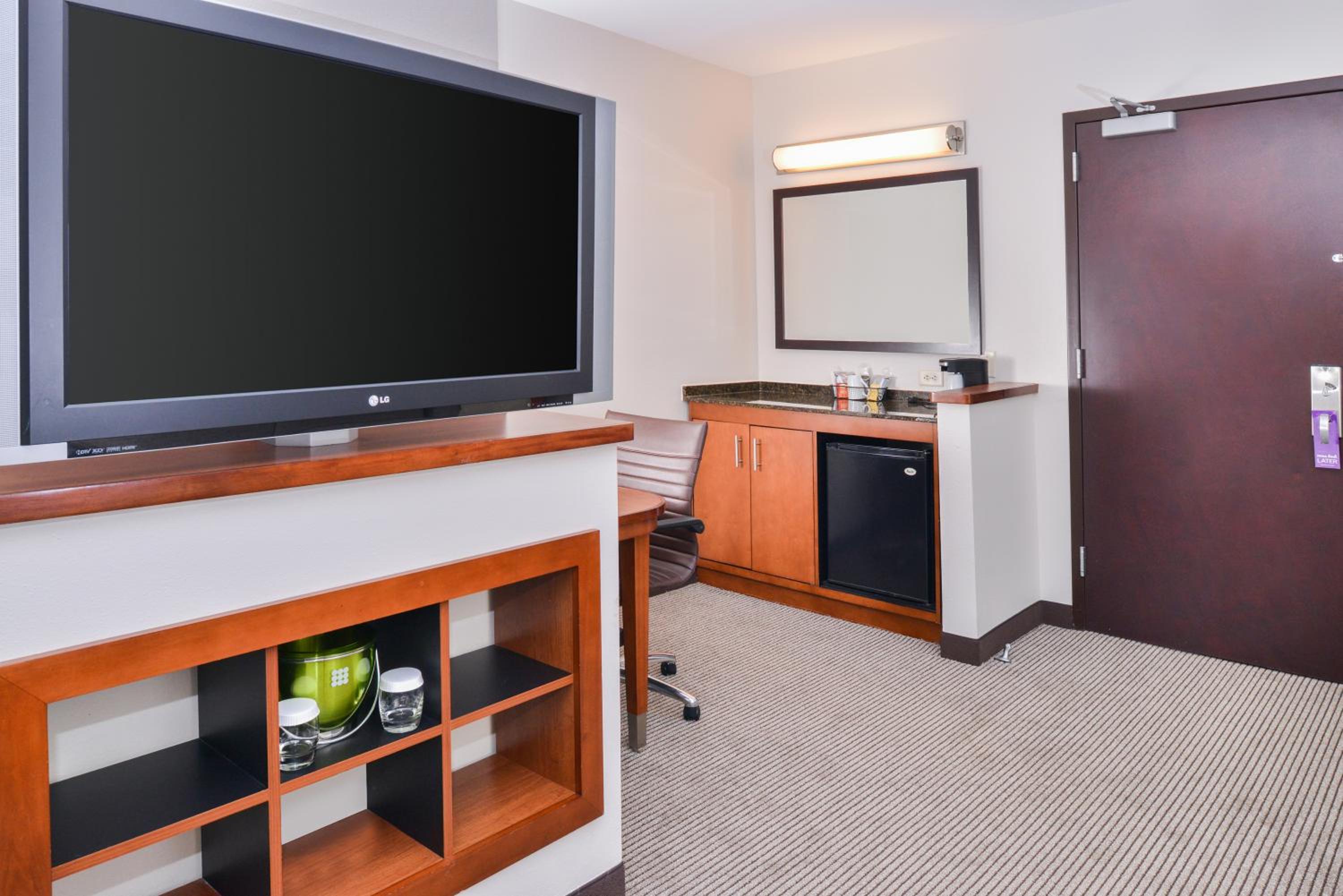 Queen Room with Two Queen Beds and Sofa Bed - High Floor - Photo 6