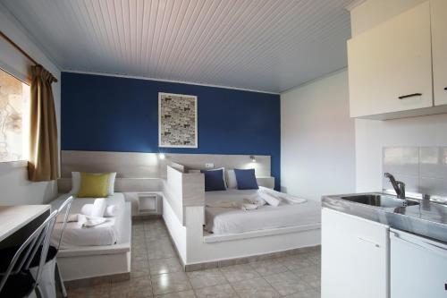 Two-Bedroom Apartment with Mountain View photo 3