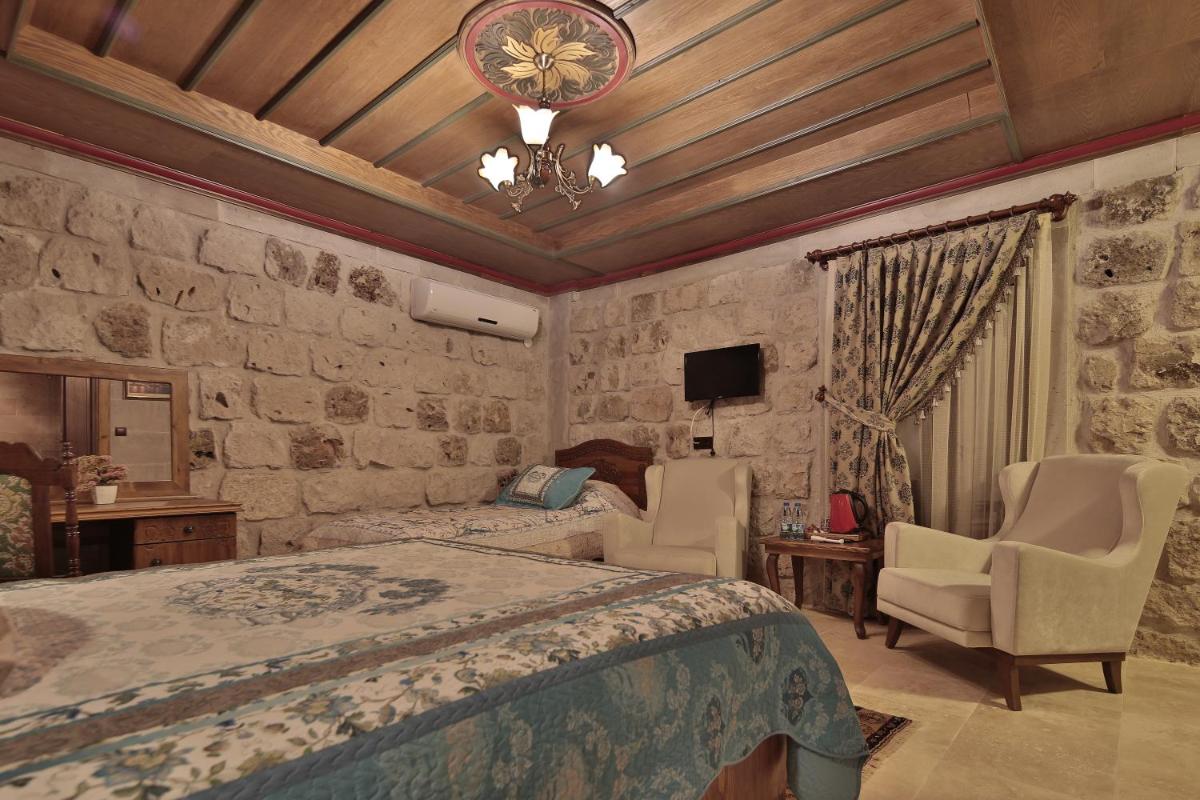 Deluxe Triple Stone Room with Courtyard View photo 3