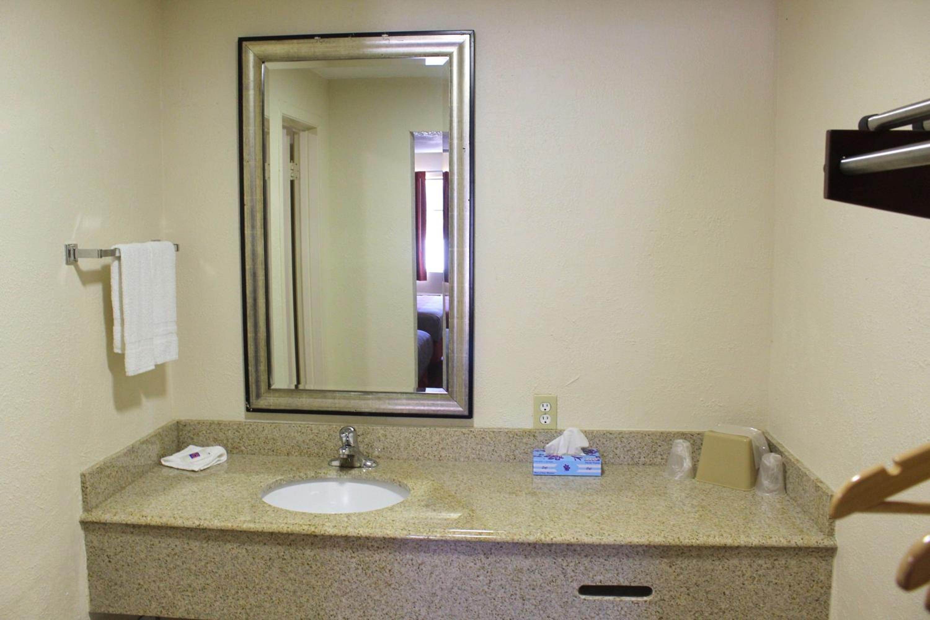 Quadruple Room - Non-Smoking photo 3