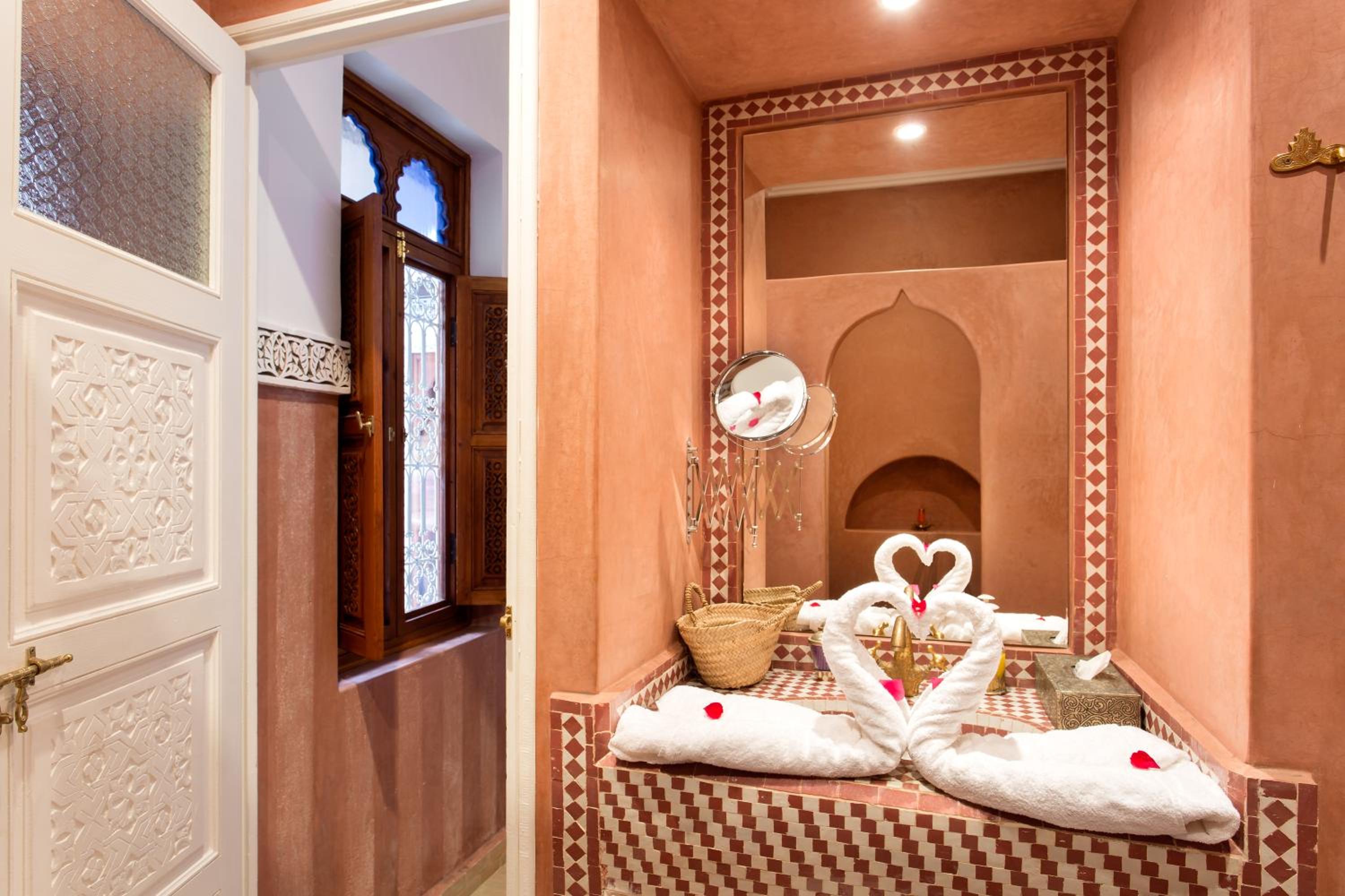 Deluxe Double or Twin Room - Photo 11