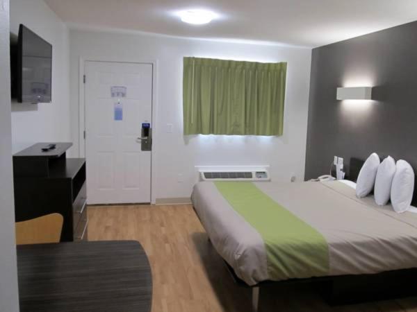 King Room - Non-Smoking - Photo 2