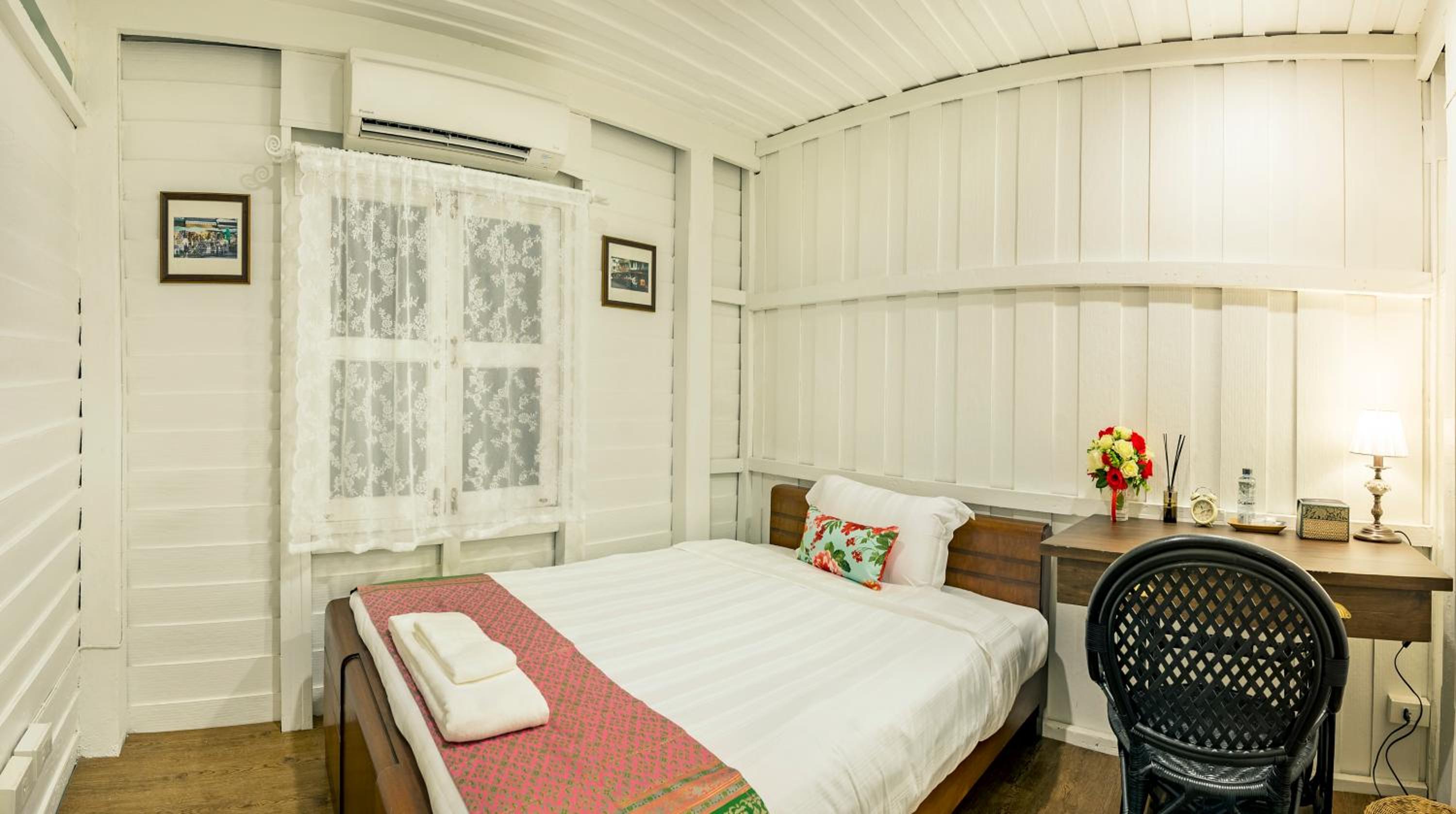 Single Room with Shared Bathroom photo 2