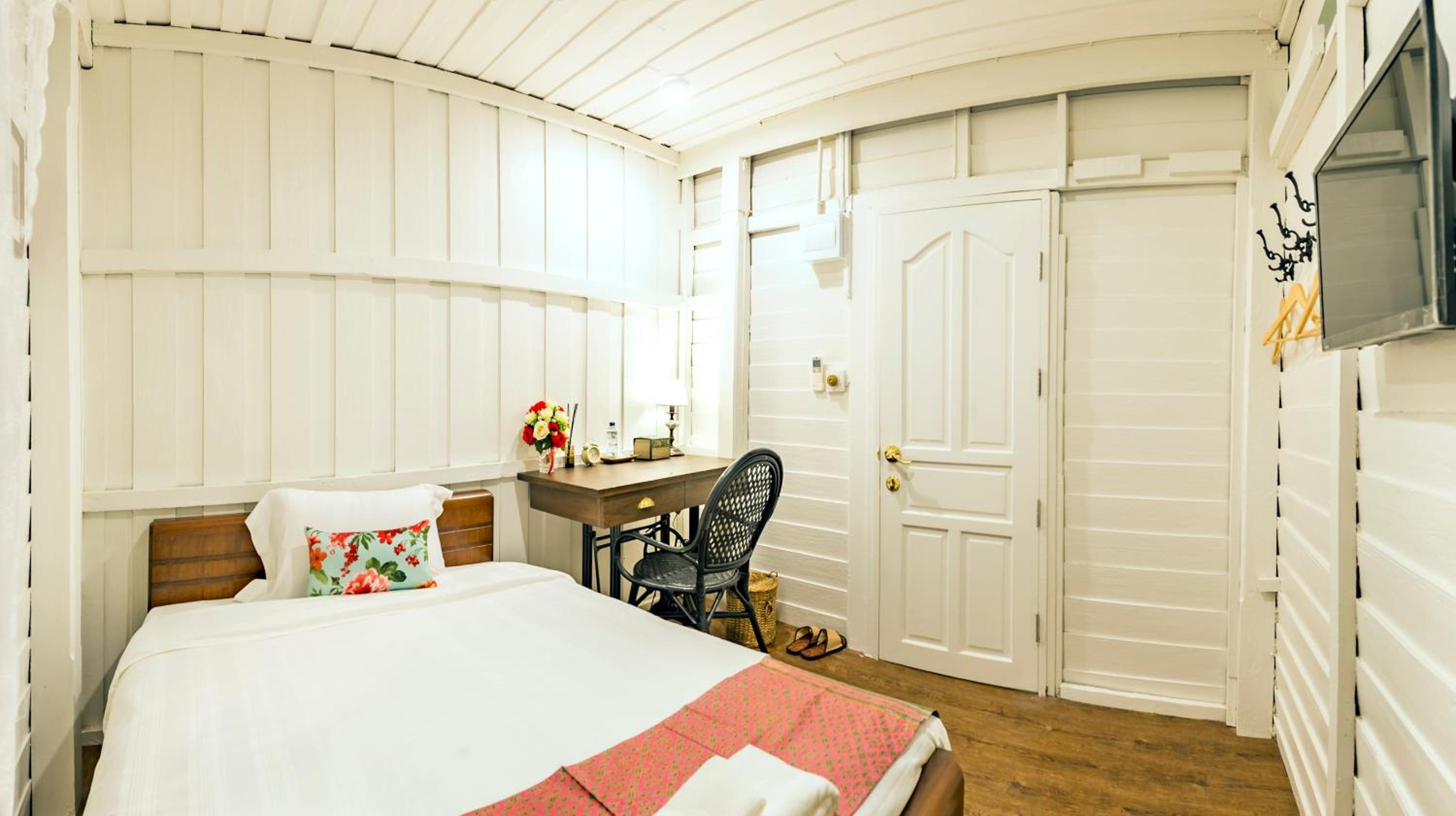 Single Room with Shared Bathroom photo 2