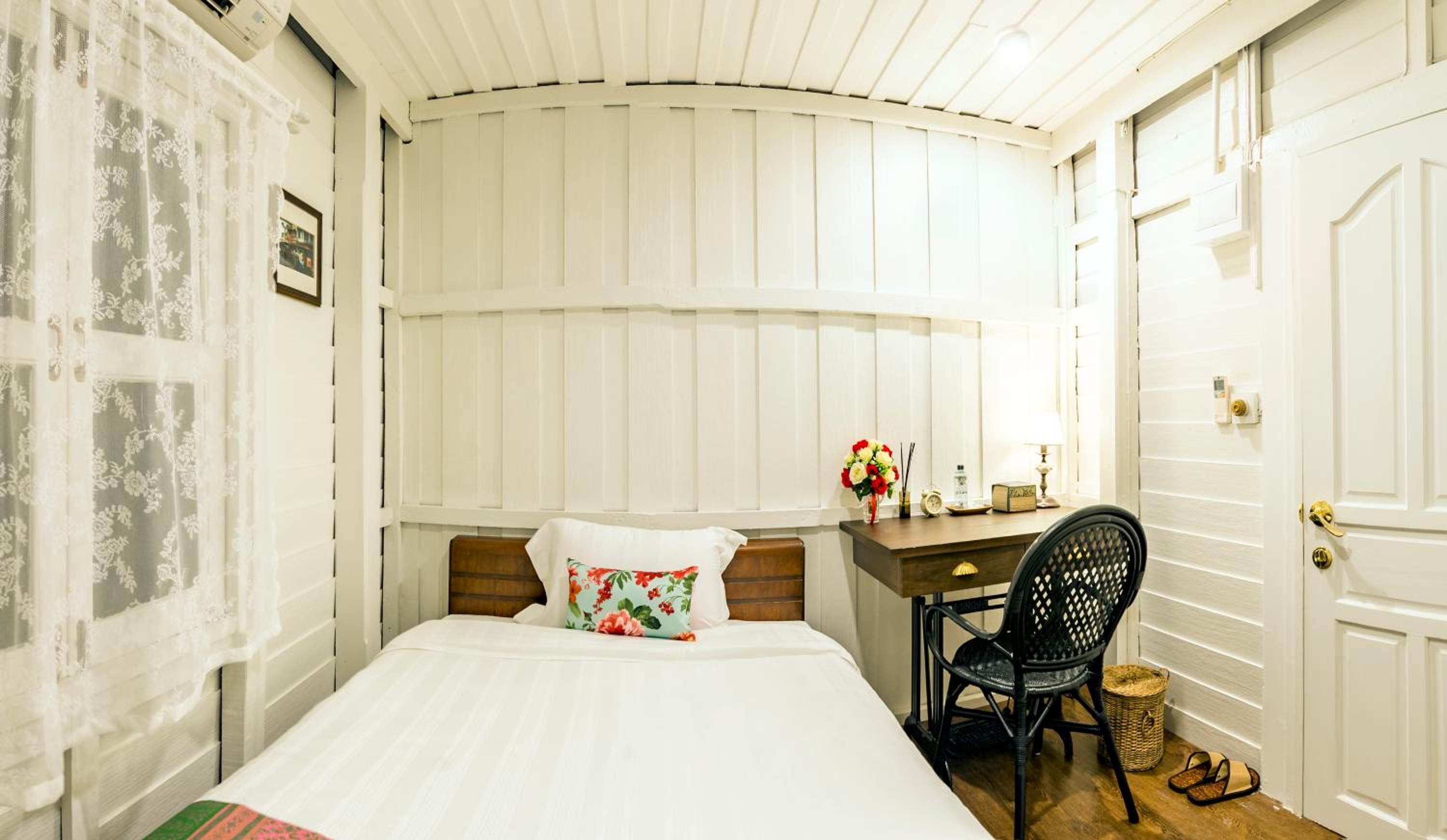 Single Room with Shared Bathroom photo 1
