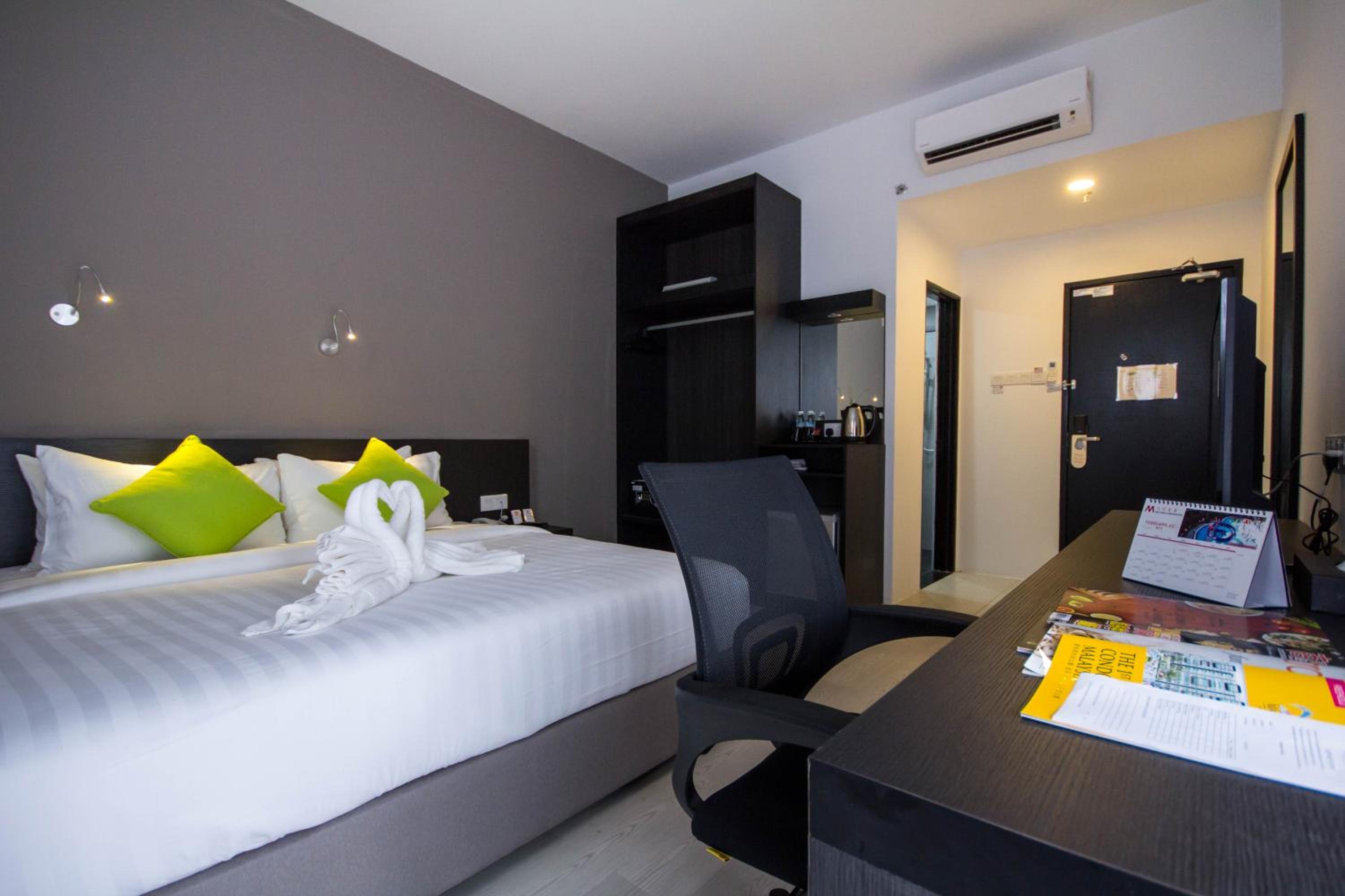Deluxe King Room - Photo 3
