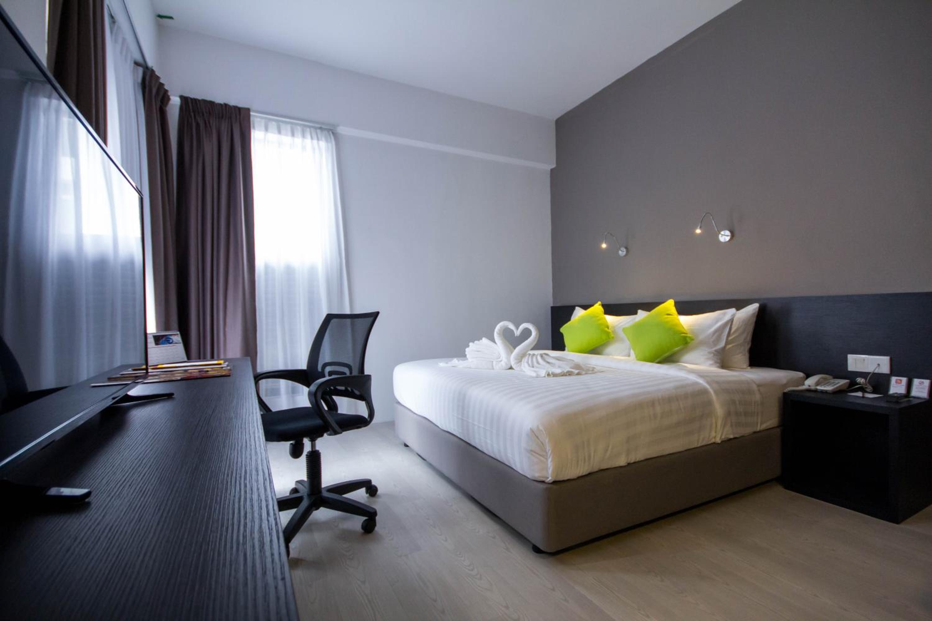 Deluxe King Room - Photo 2