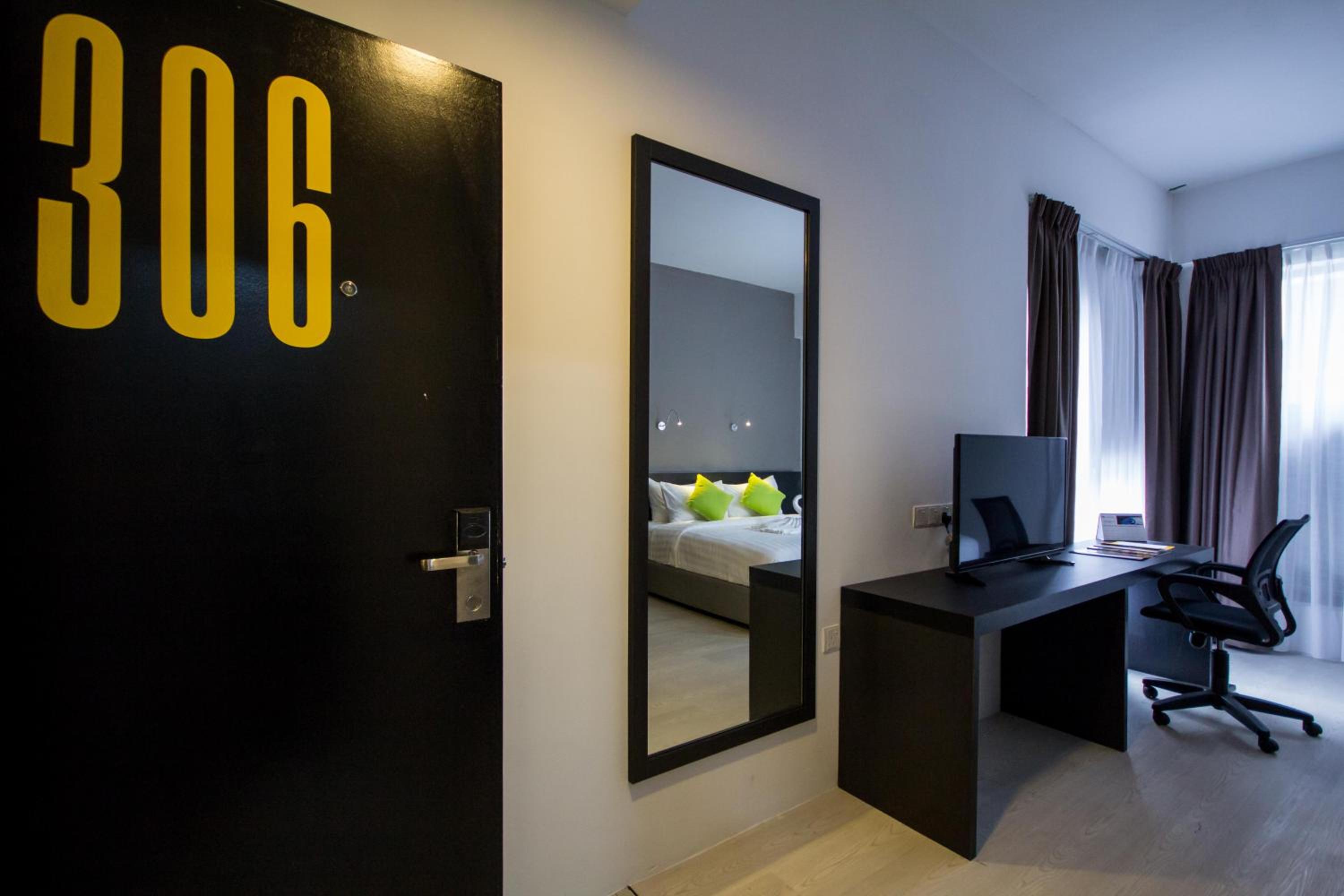 Deluxe King Room - Photo 9