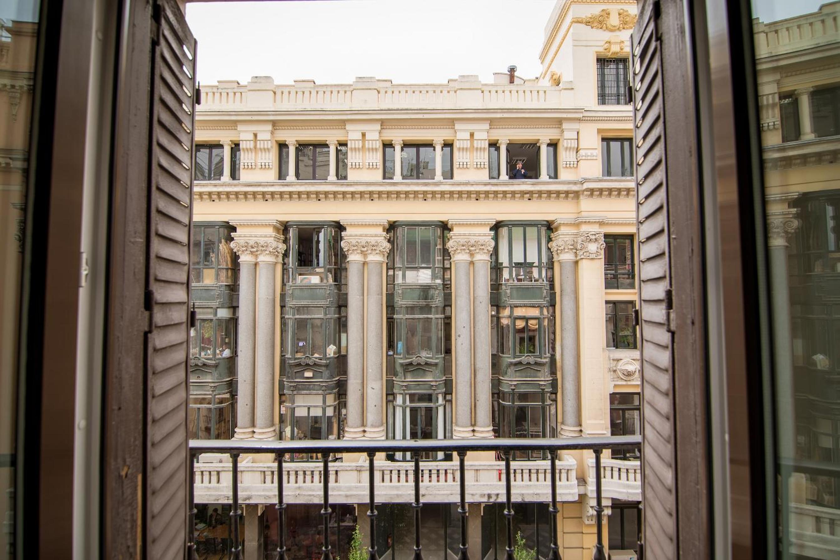 Double Room with City View - Photo 2