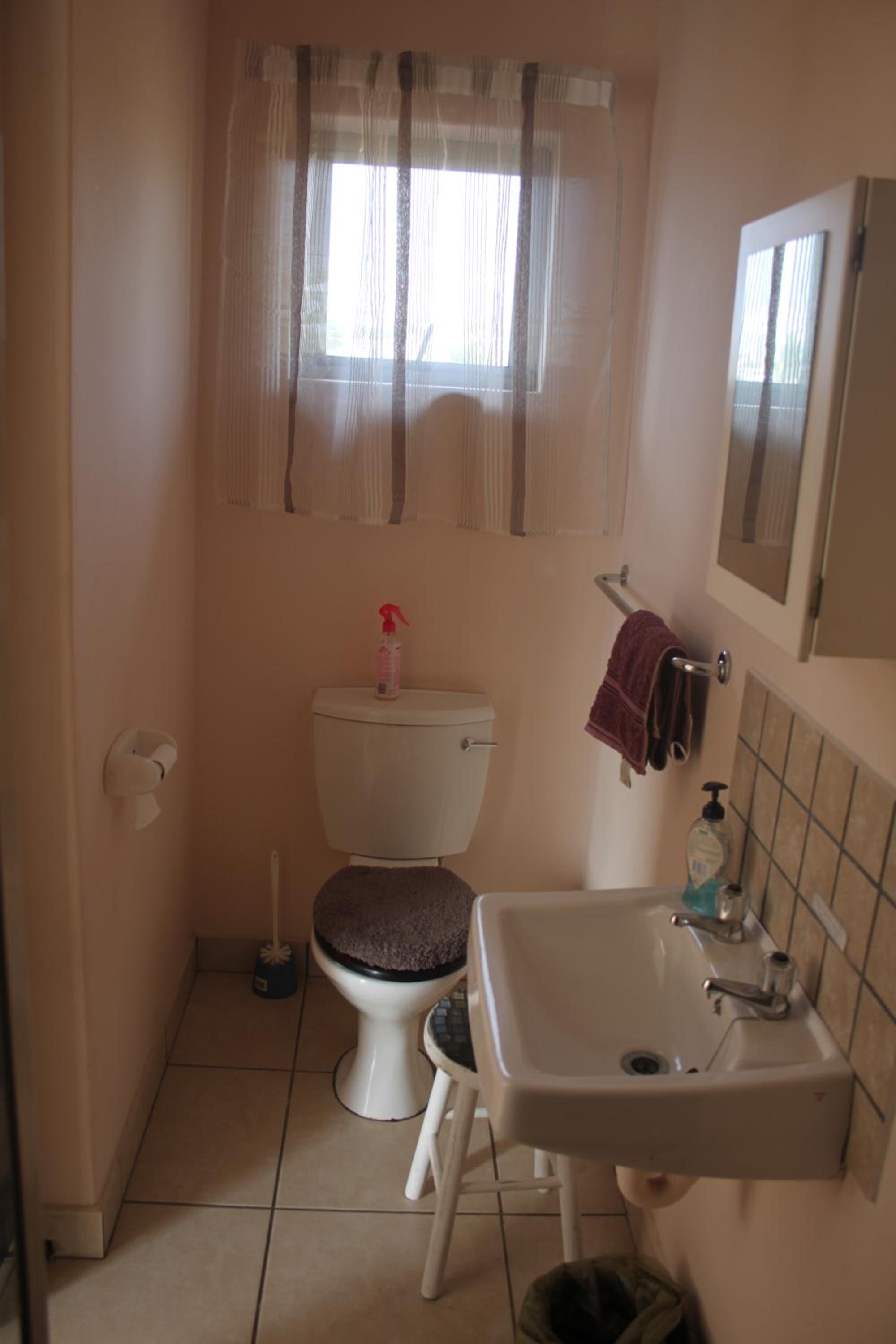 Standard Queen Room - Photo 8