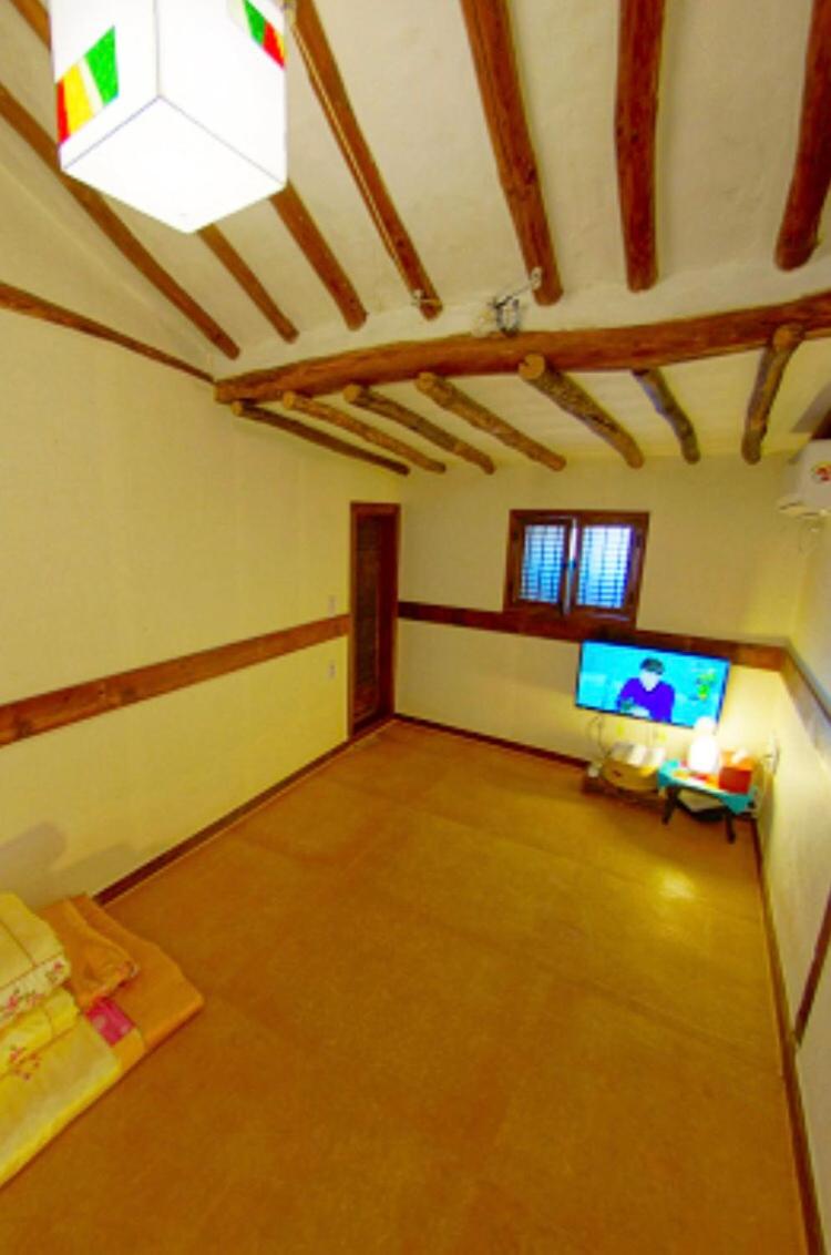 Family Room with Private Bathroom - Photo 2