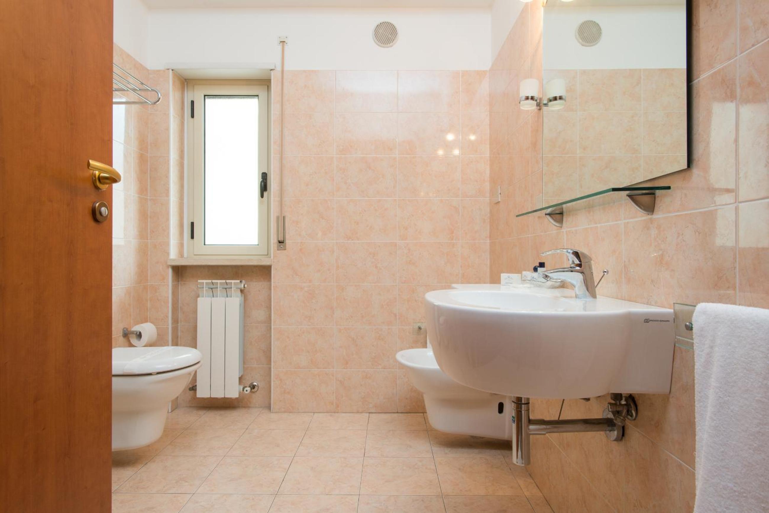 Double or Twin Room - Photo 7