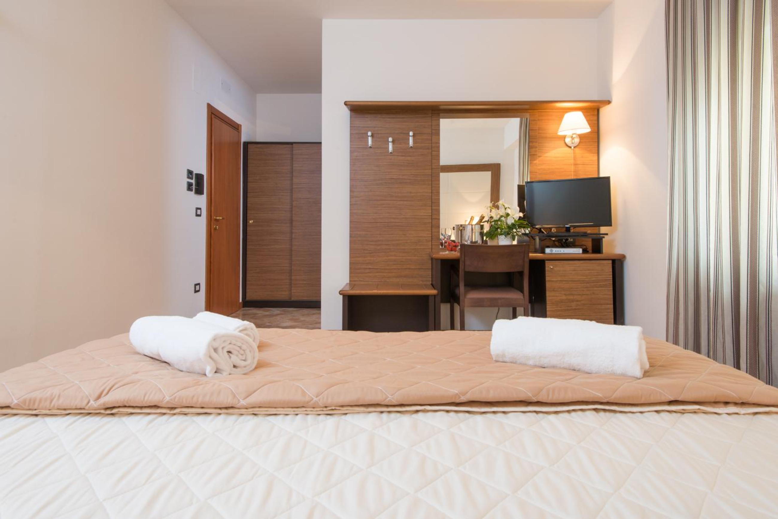 Double or Twin Room - Photo 6