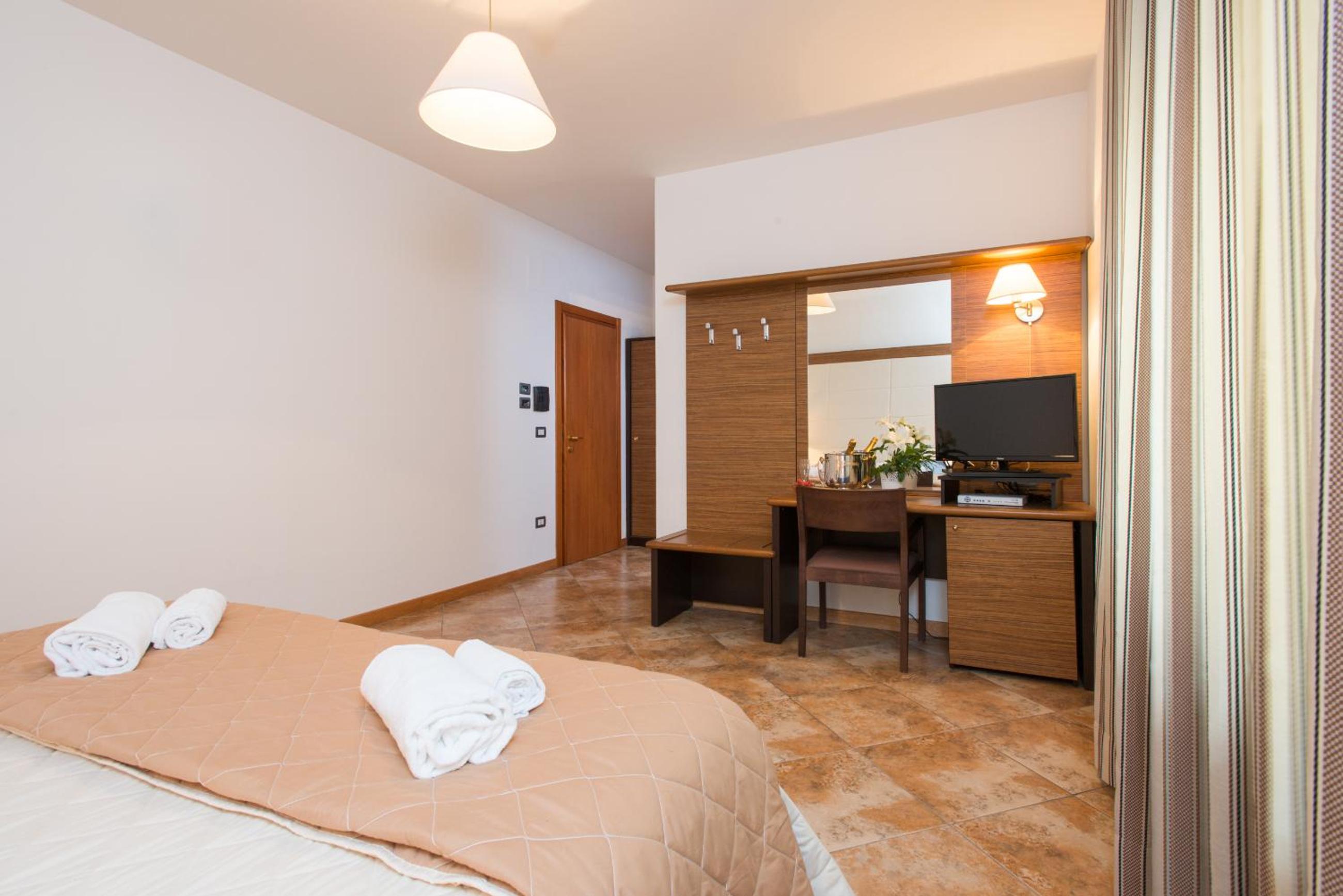 Double or Twin Room - Photo 8