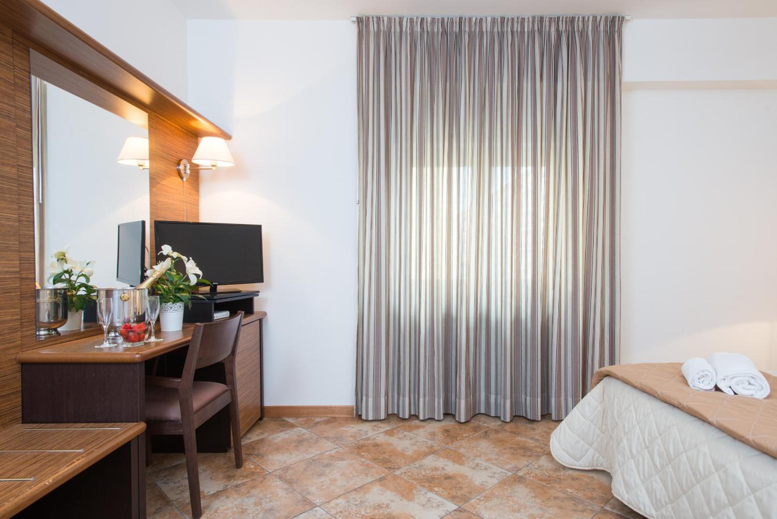 Double or Twin Room - Photo 9