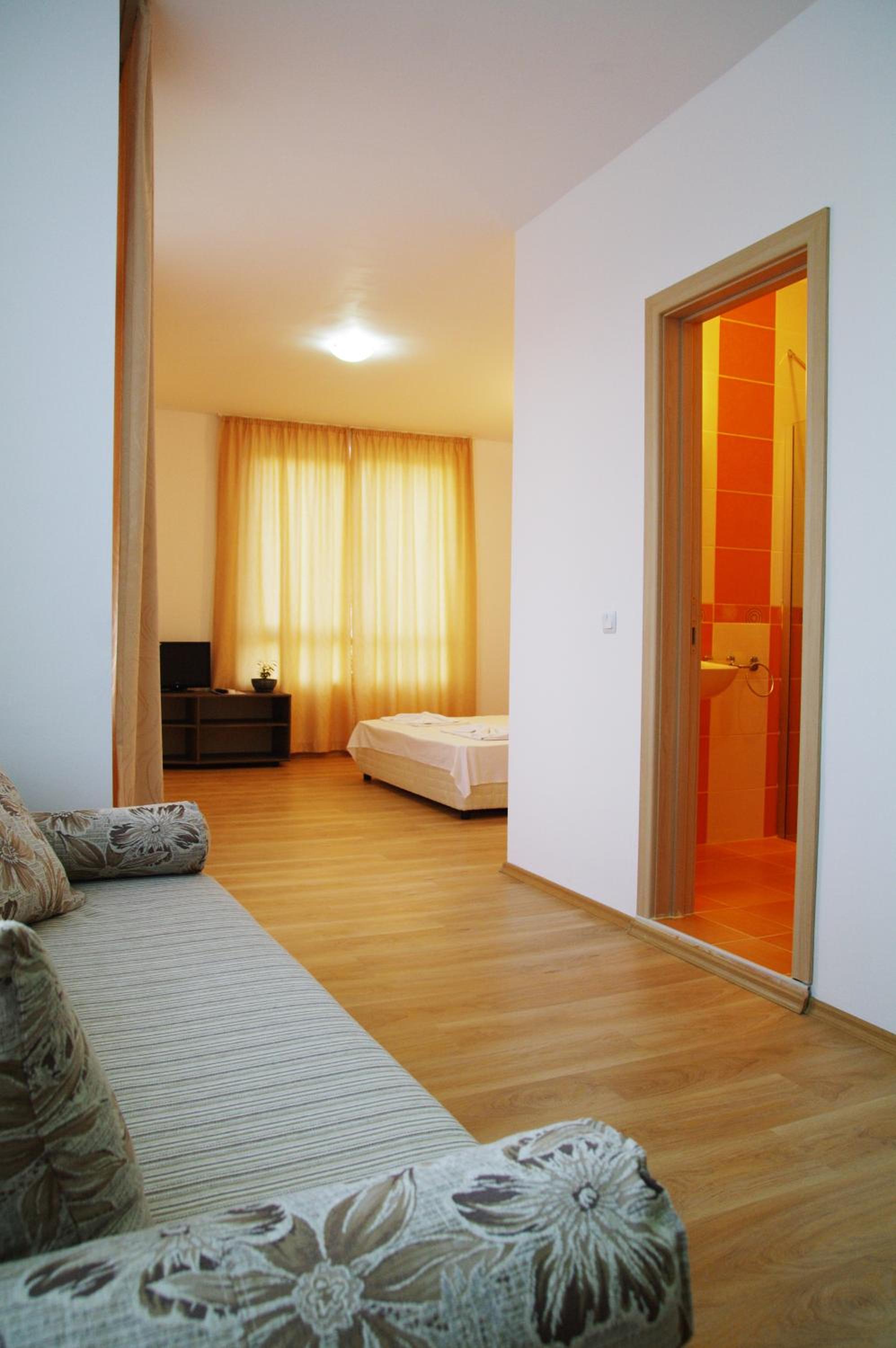 Studio with Balcony (4 Adults)  photo 3