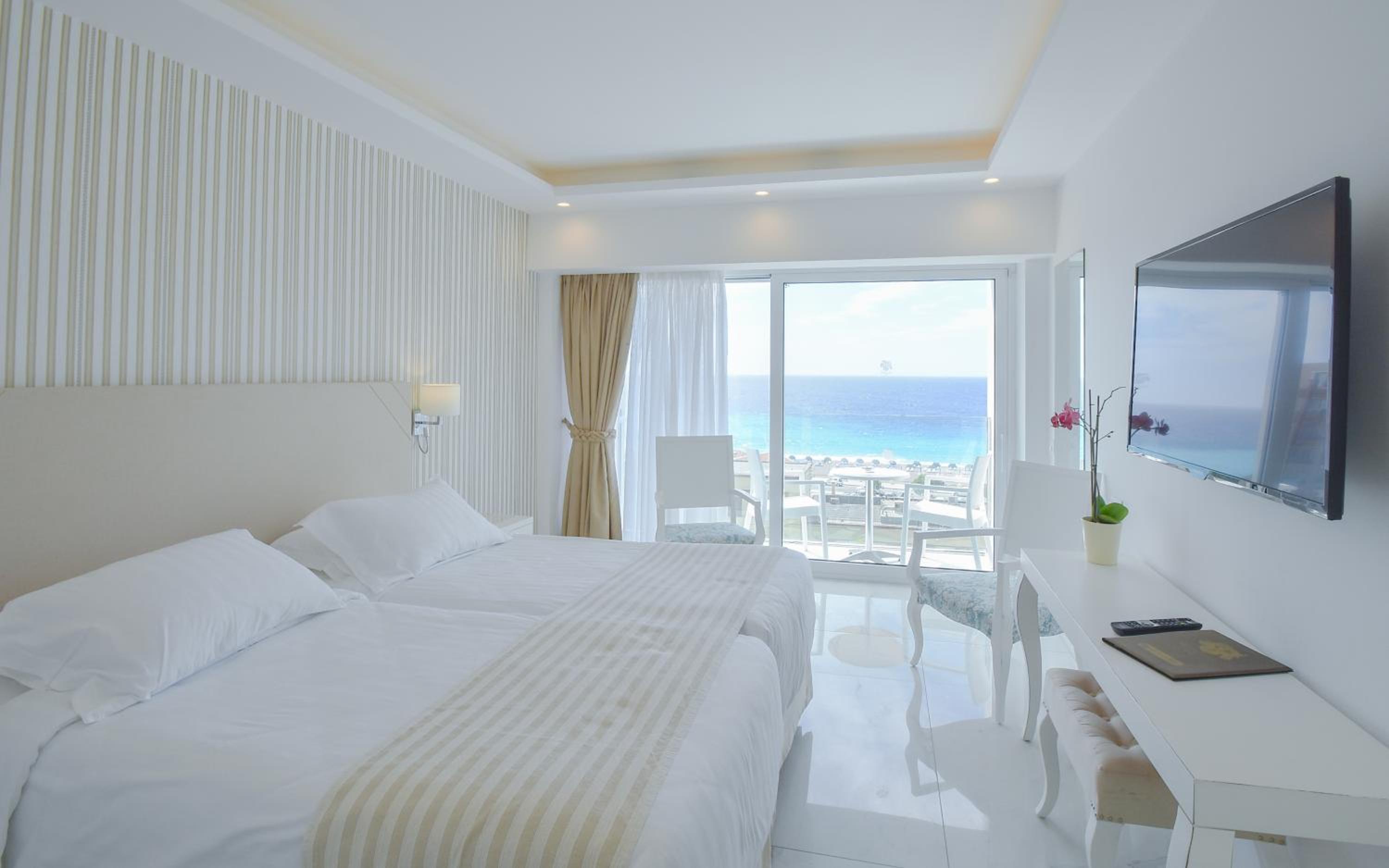 Double/Twin Room with Sea View - Photo 1