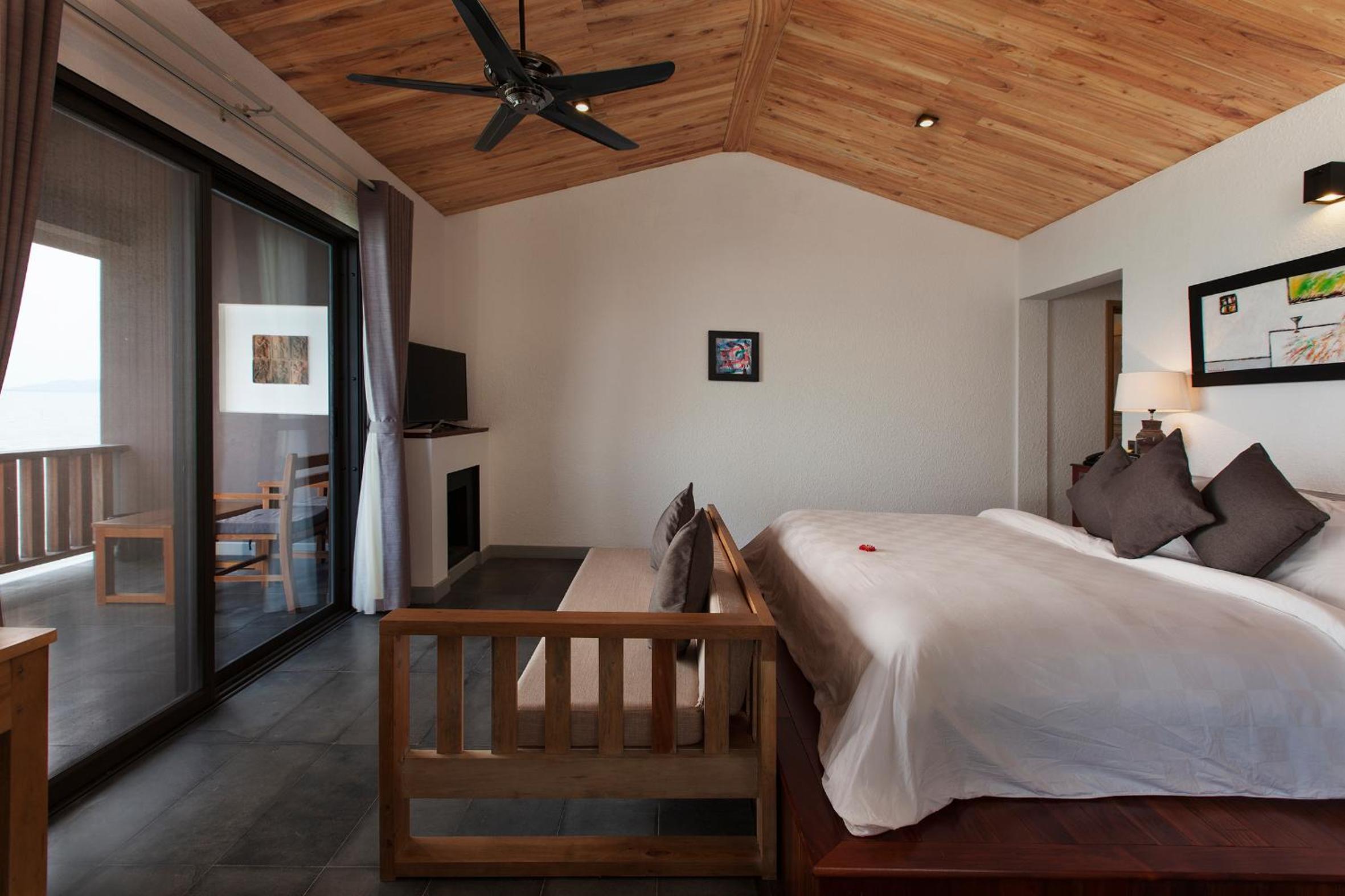 Lagoon View Deluxe with Free Airport Shuttle Bus - Photo 4