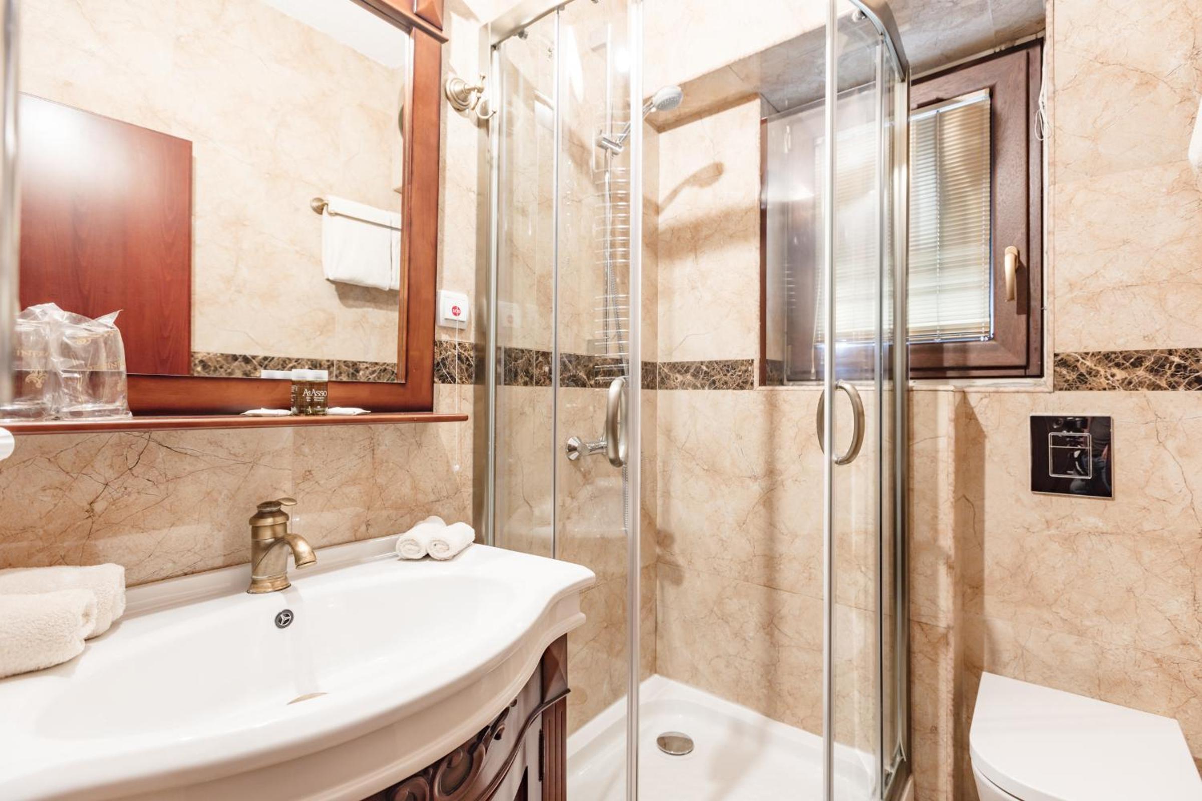 Double or Twin Room with River View photo 3