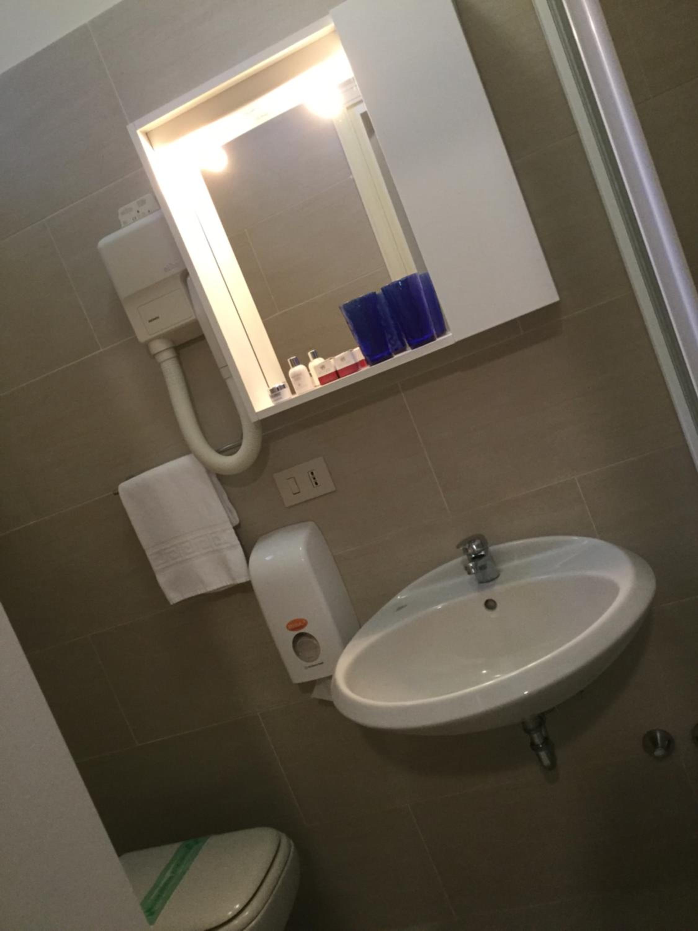 Double or Twin Room with Balcony - Photo 7