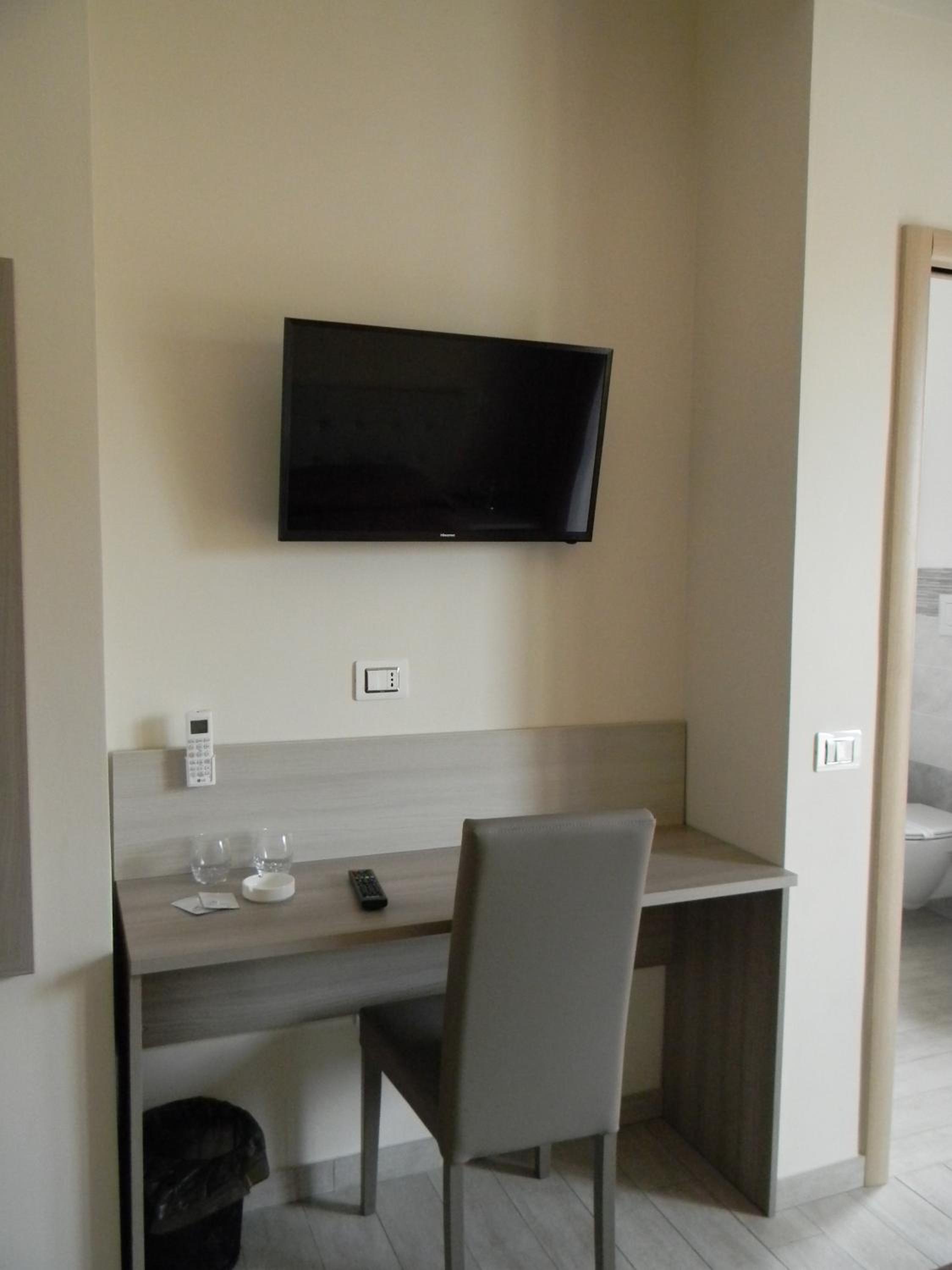 Deluxe Double Room with Balcony photo 2