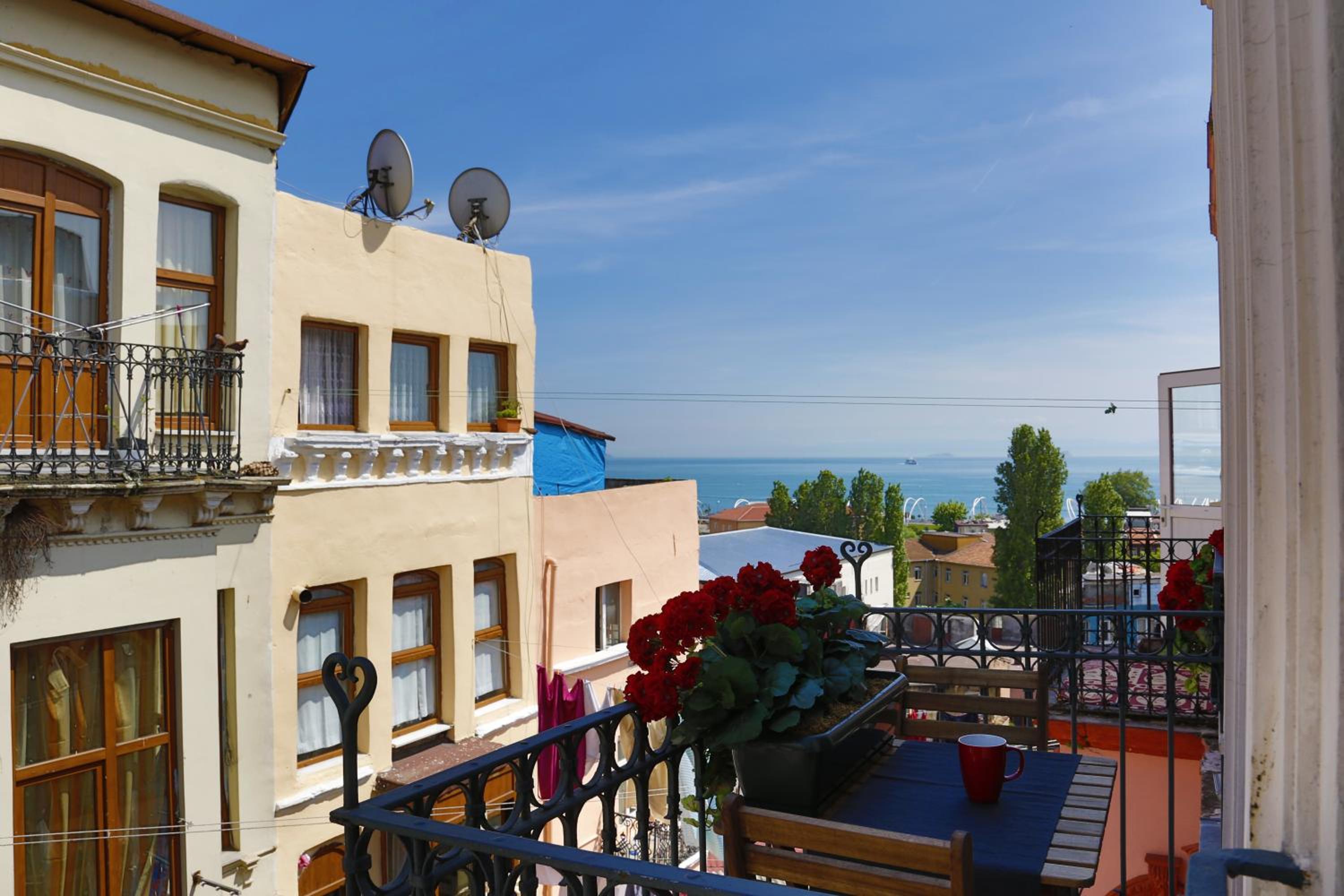 Apartment with Balcony photo 2