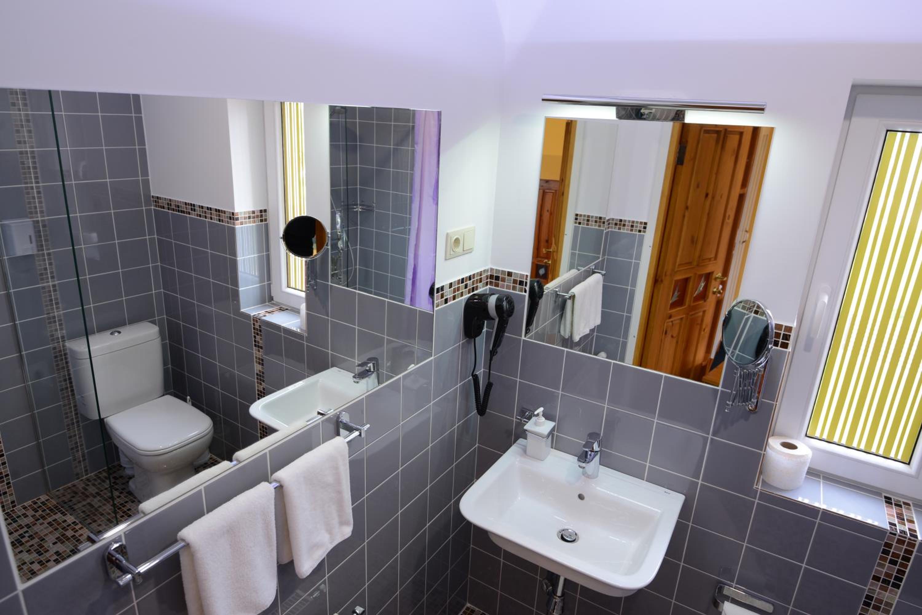 Standard Double Room - Photo 2