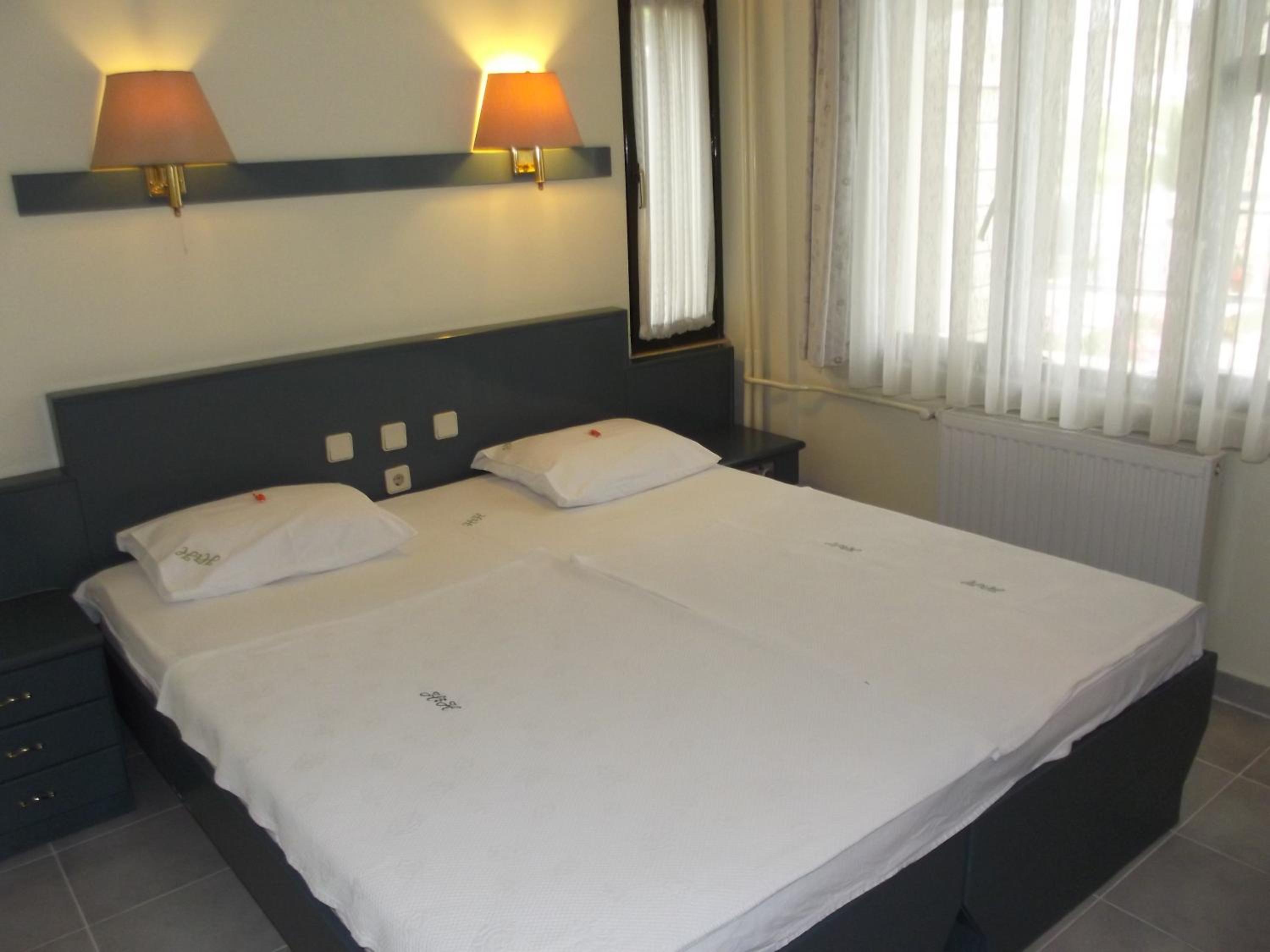 Double Room with Back Garden View - Photo 2