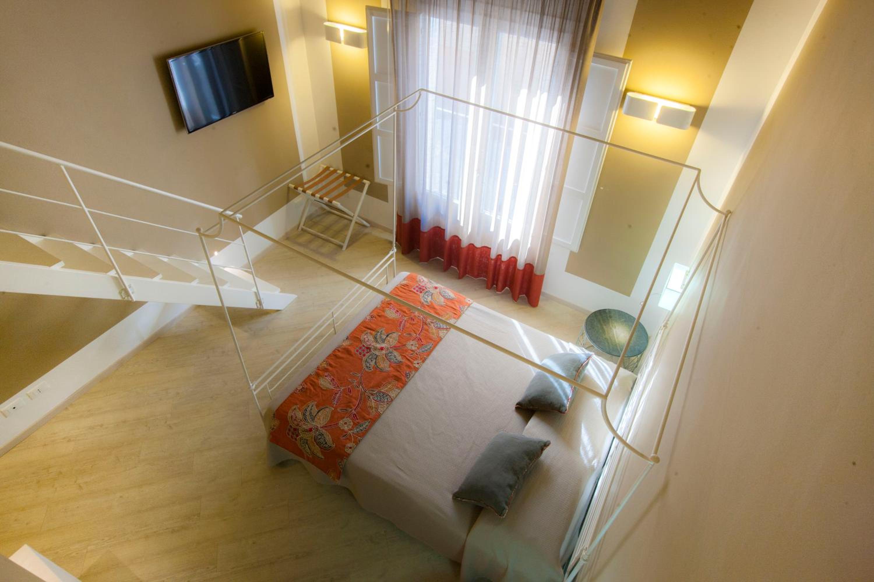 Deluxe Double Room with Balcony - Photo 3