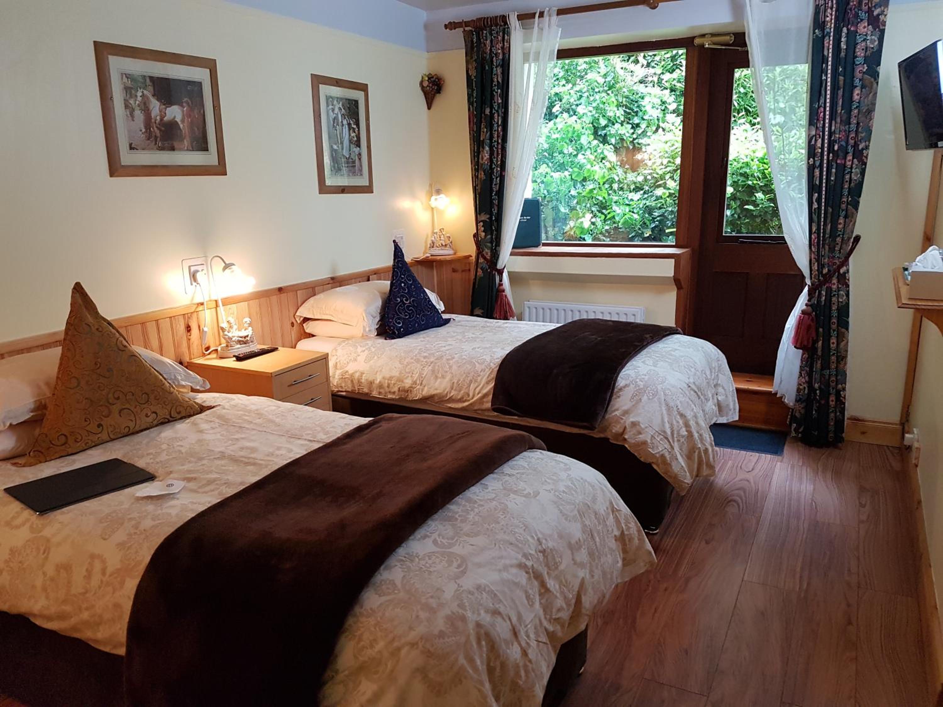 Twin Room with Outside Access - Ground Floor photo 2