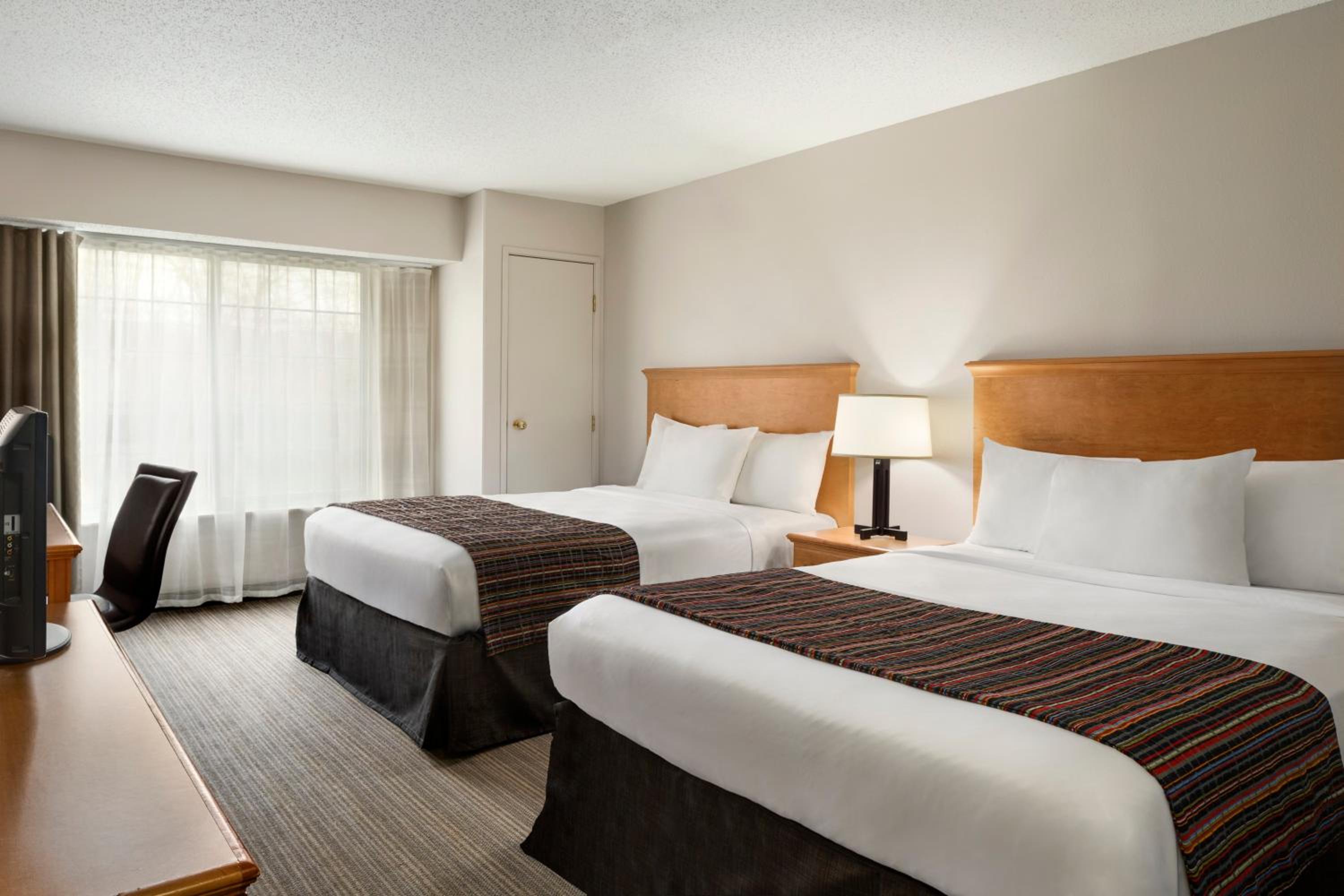 Queen Room with Two Queen Beds - Non-Smoking - Photo 3