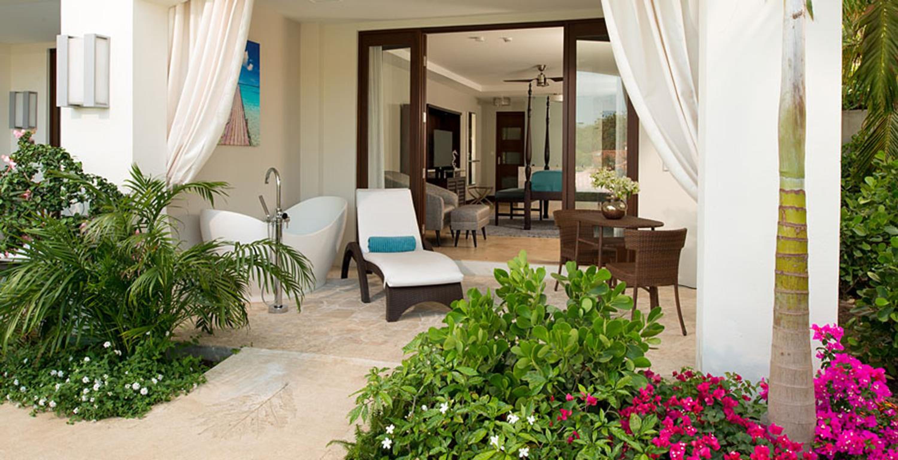 South Seas Honeymoon Poolside Hideaway Walkout Junior Suite with Patio Tranquility Soaking Tub (WJS) photo 3