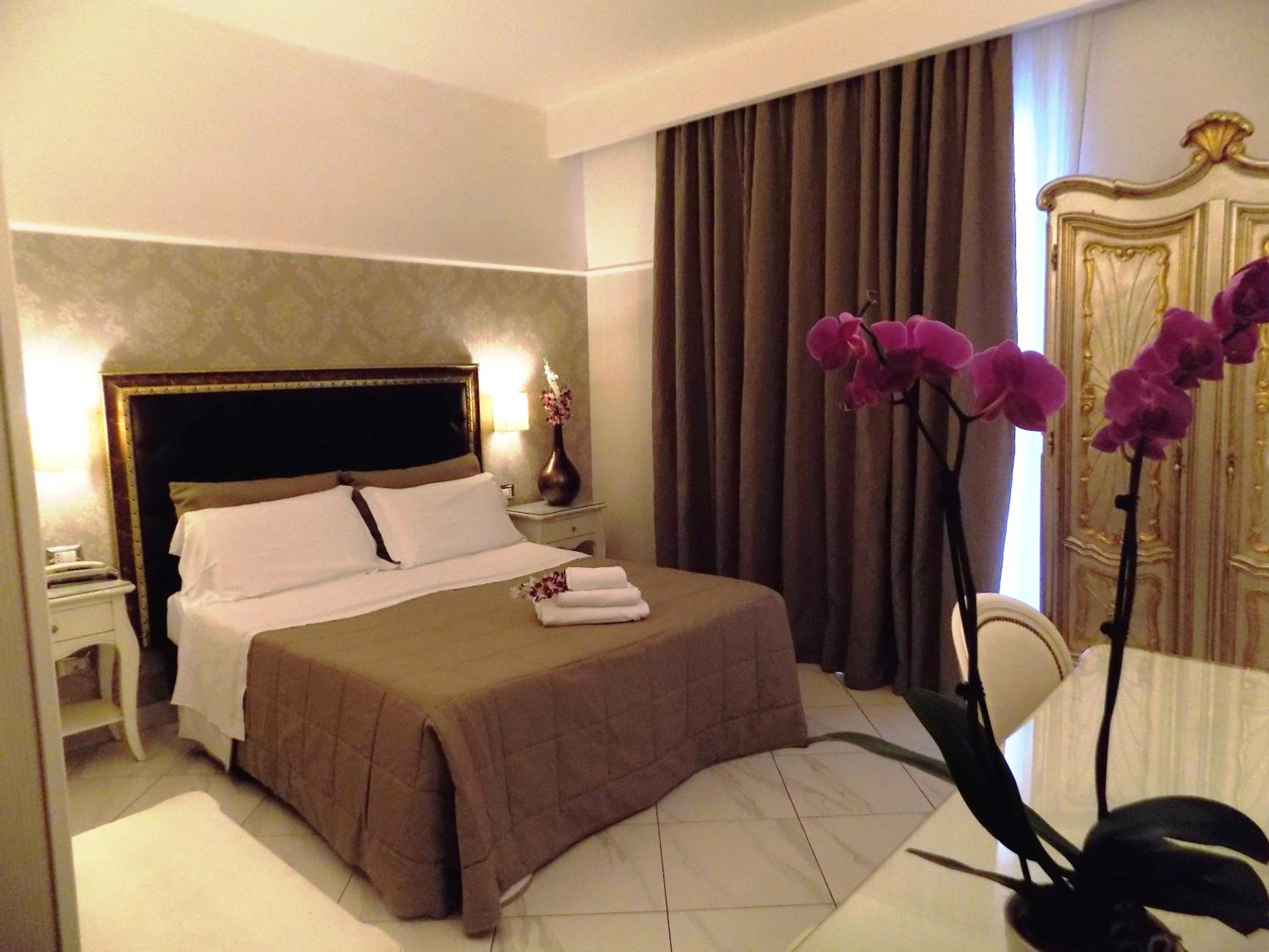 Double or Twin Room - Photo 3