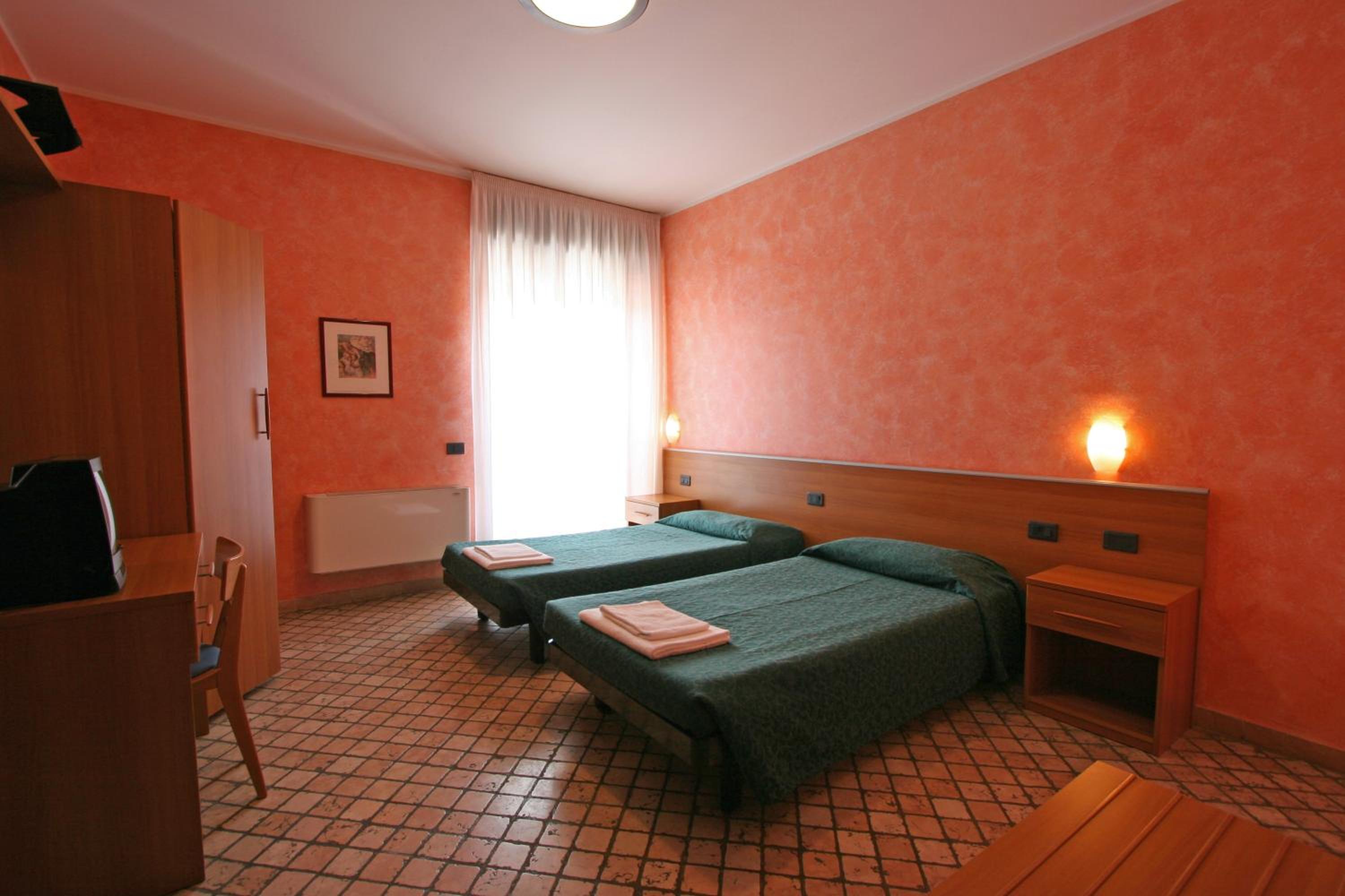 Twin Room - Photo 4