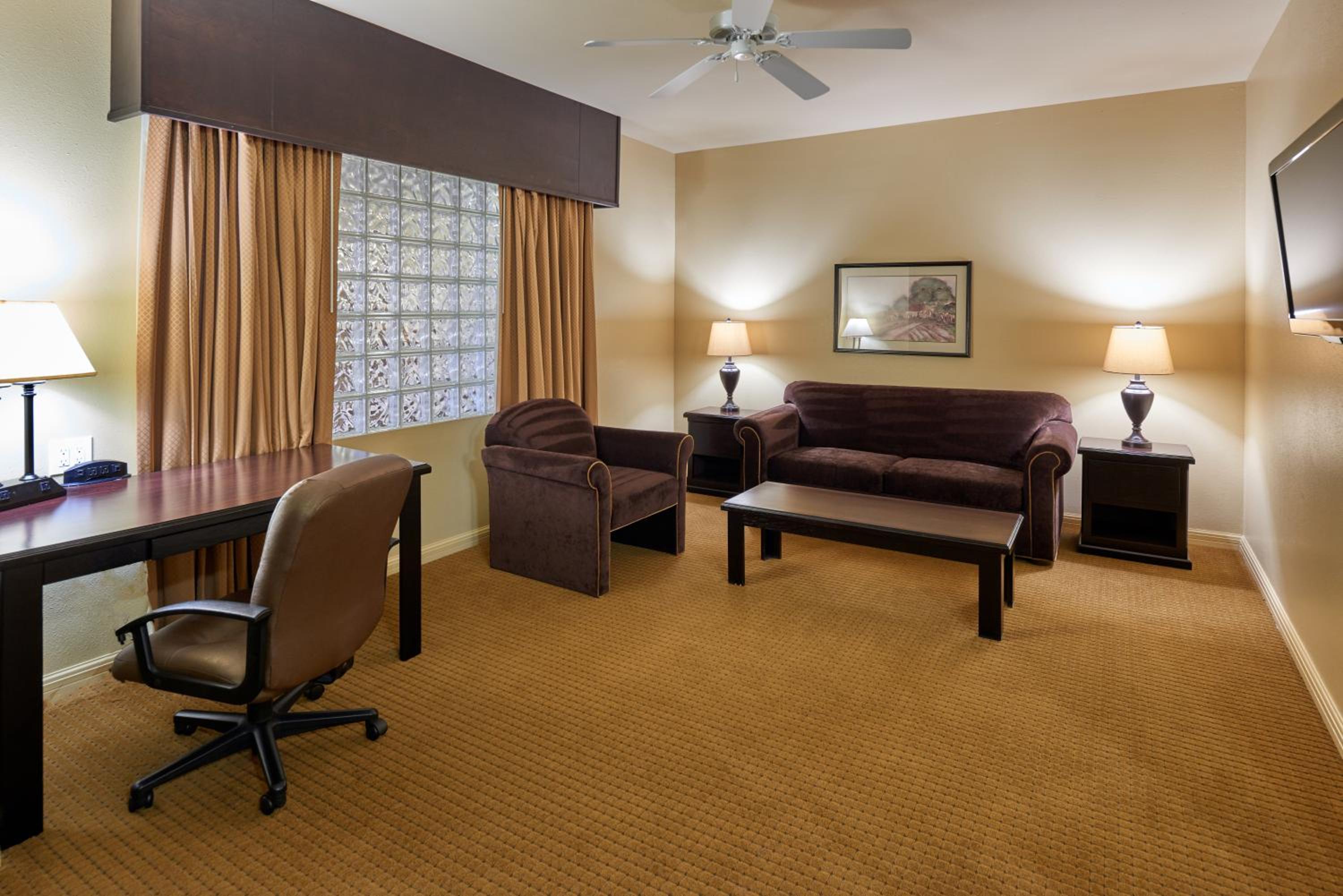 One-Bedroom King Suite with Sofa Bed - Non-Smoking - Photo 3