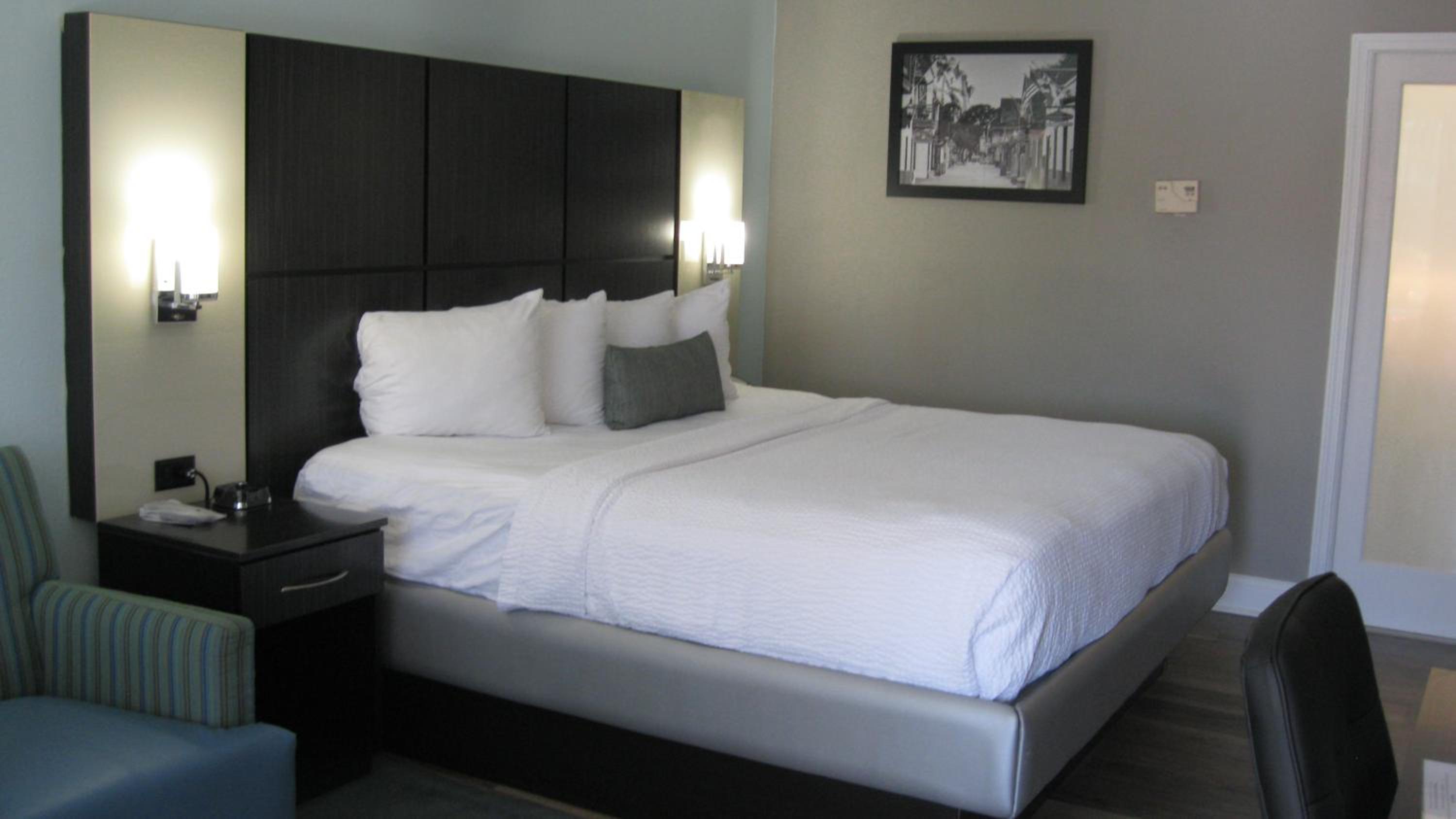 King Room with Roll-In Shower - Disability Access - Photo 3