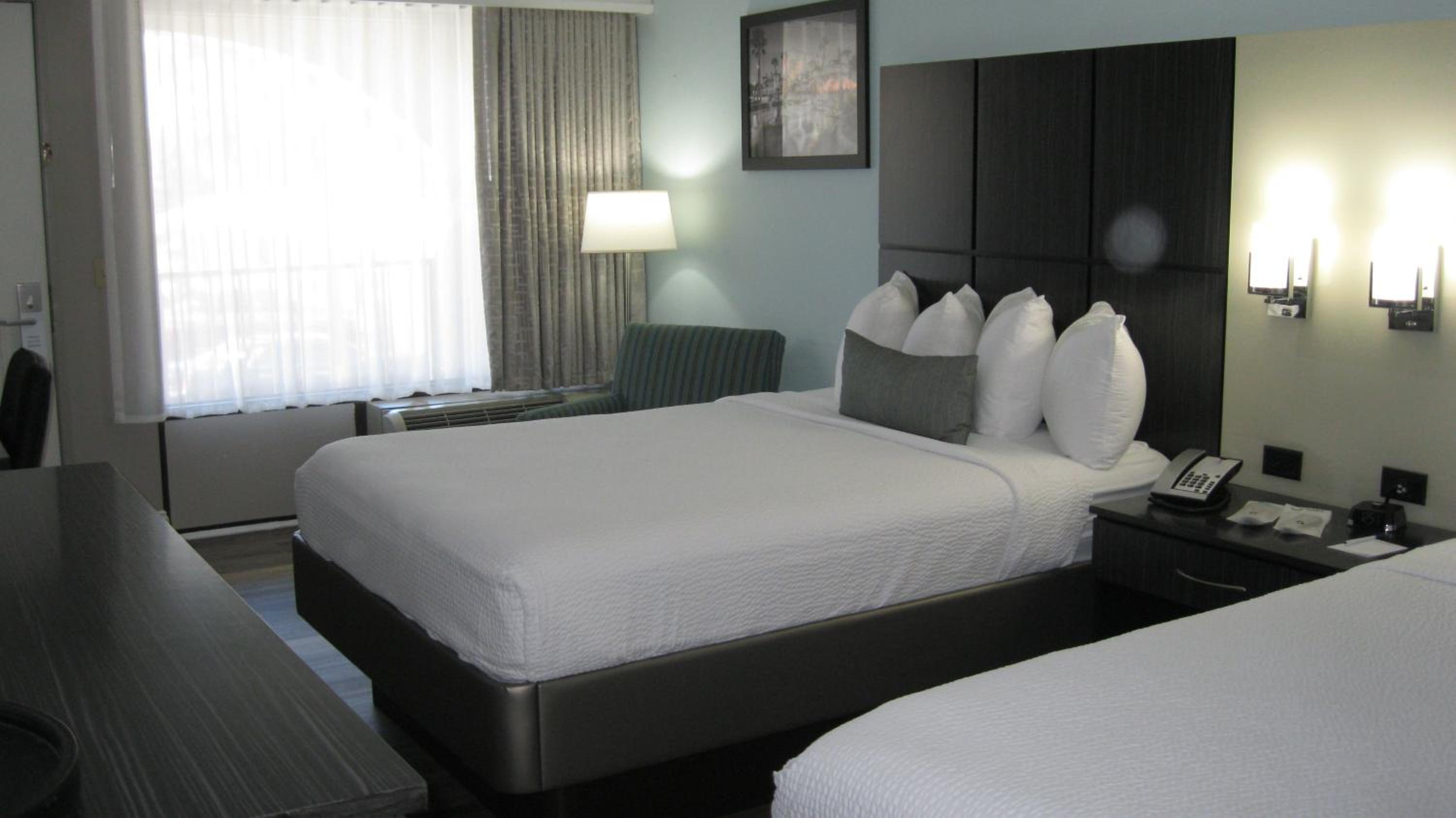 Queen Room with Two Queen Beds - Non-Smoking - Photo 4