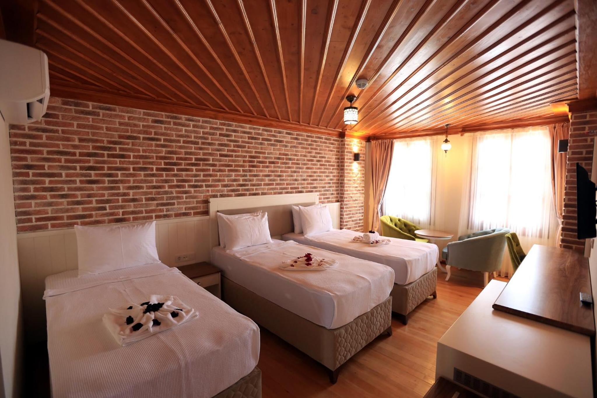 Comfort Triple Room thumbnail 6