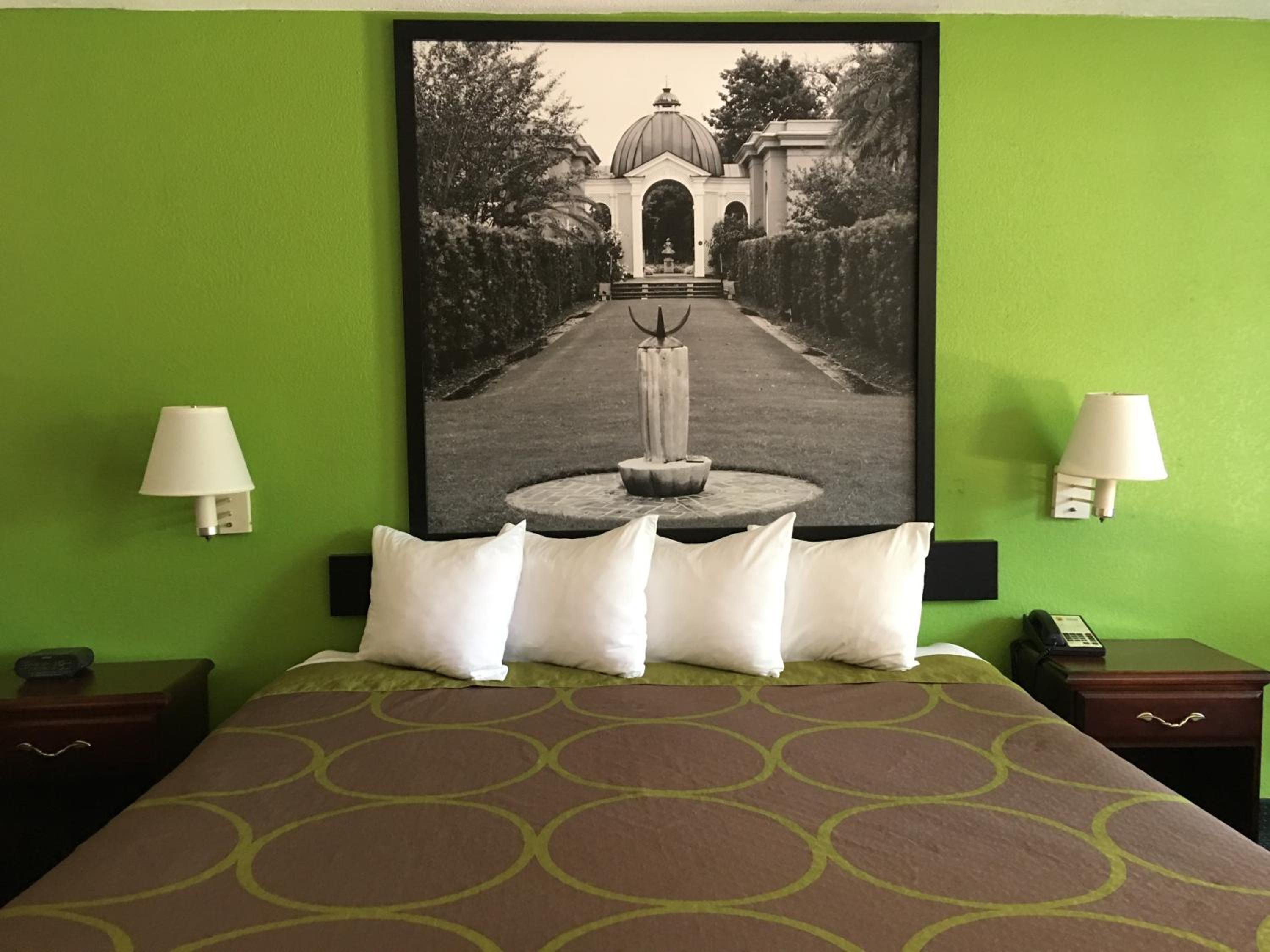King Room - Non-Smoking - Photo 3