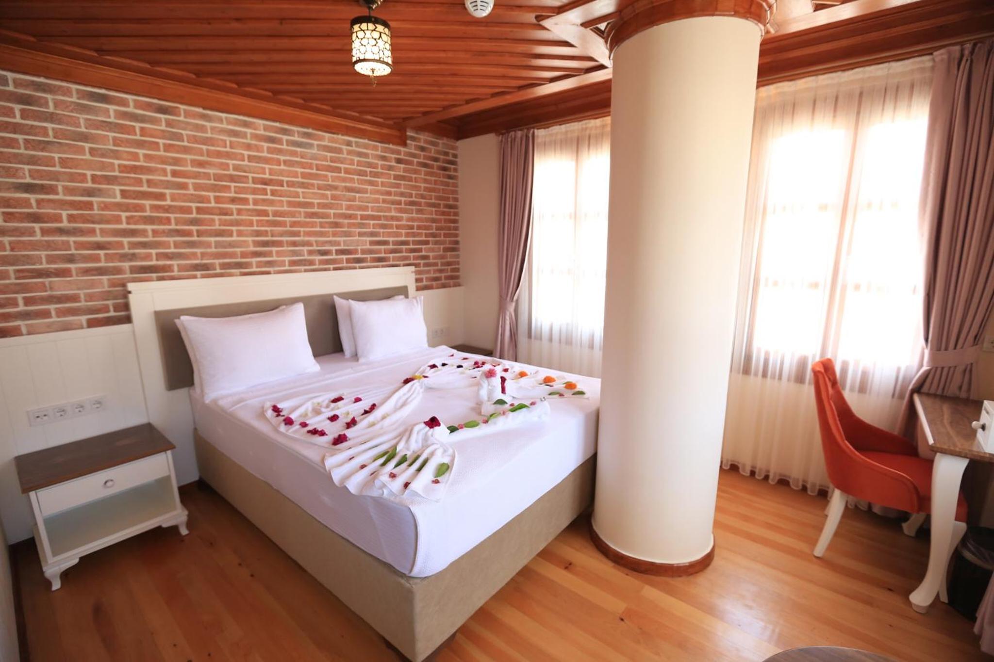 Economy Double Room thumbnail 5
