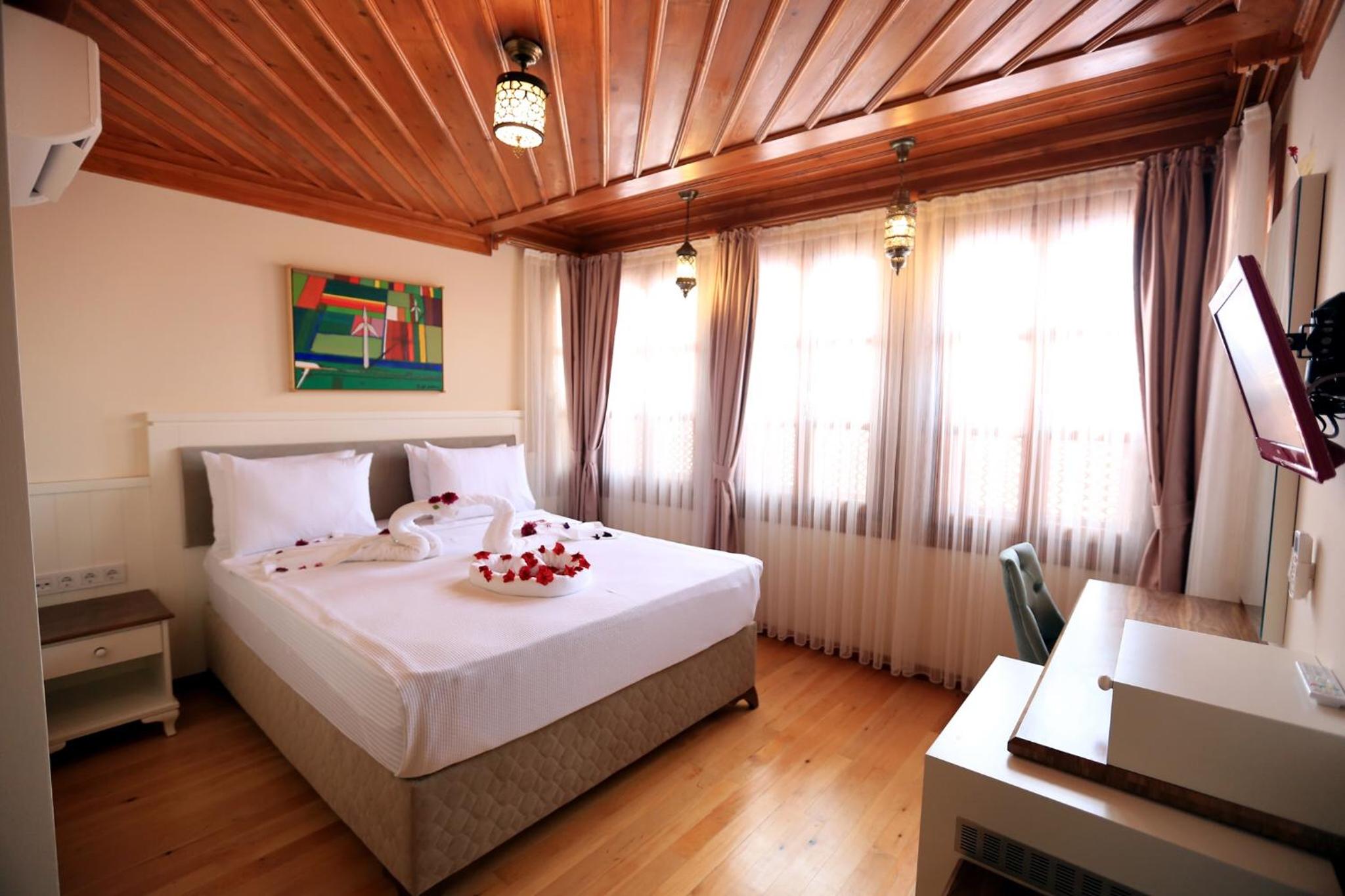 Economy Double Room thumbnail 6