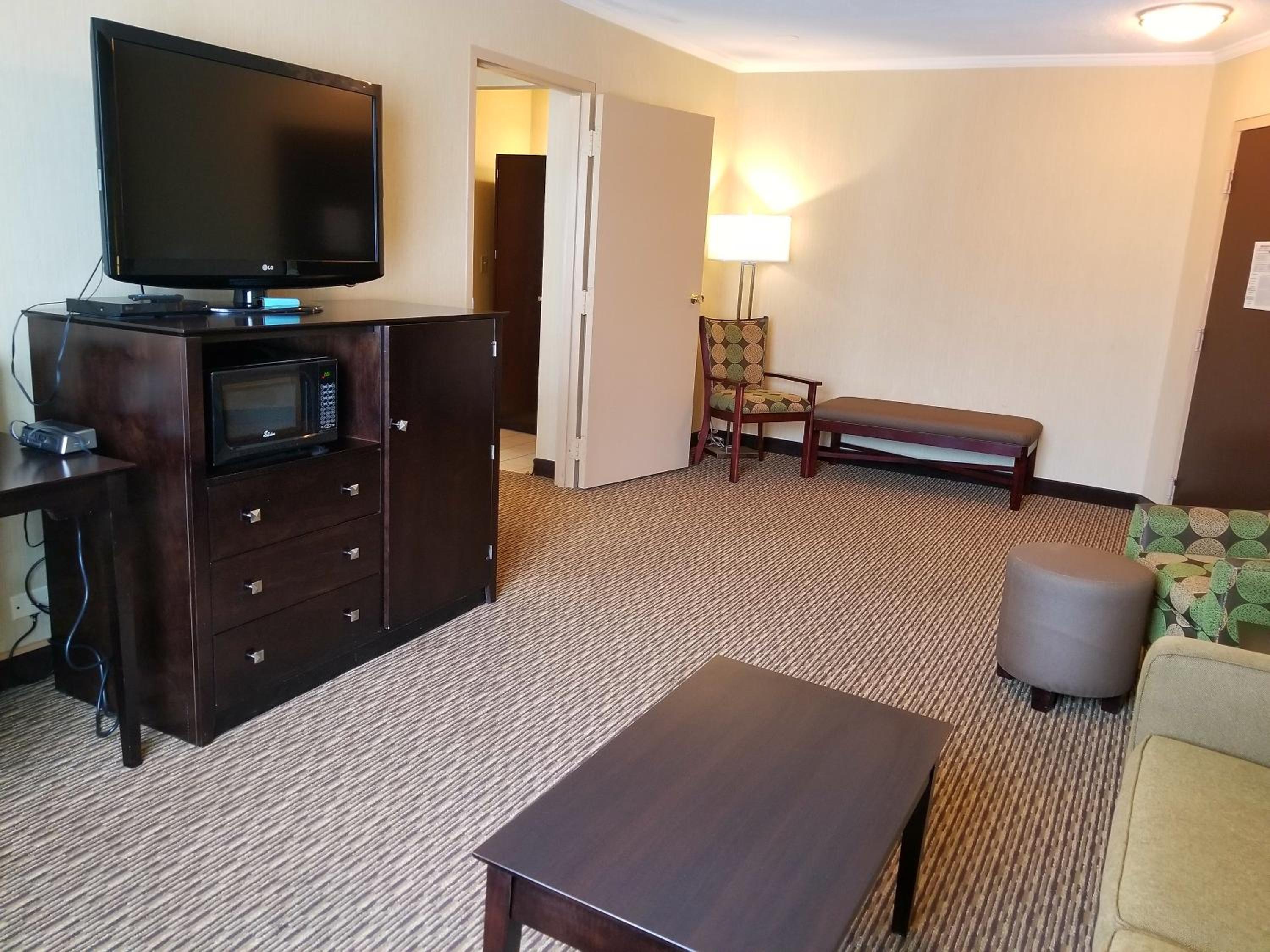 One-Bedroom King Suite with Sofa Bed - Photo 5