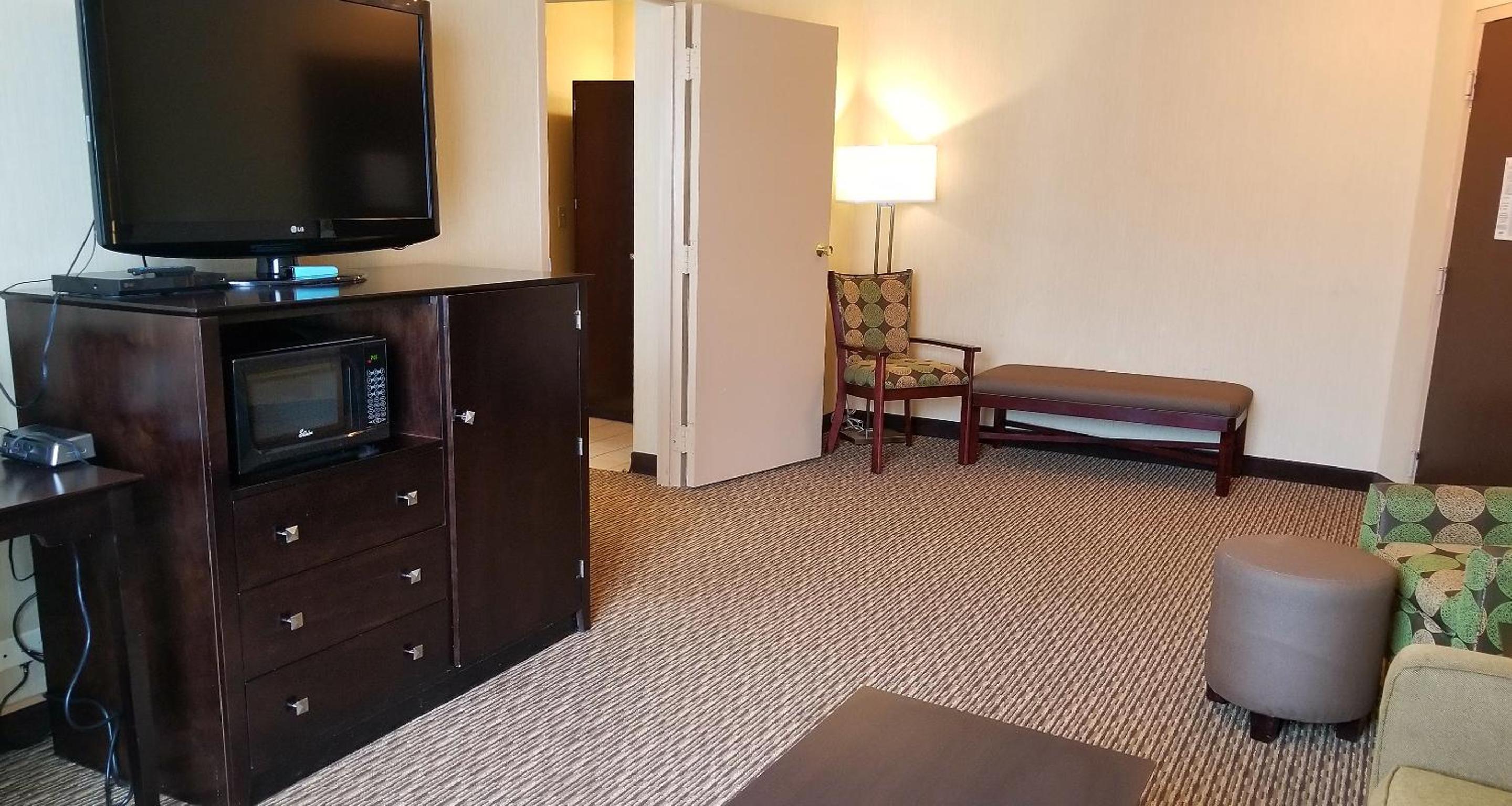 One-Bedroom King Suite with Sofa Bed - Photo 11