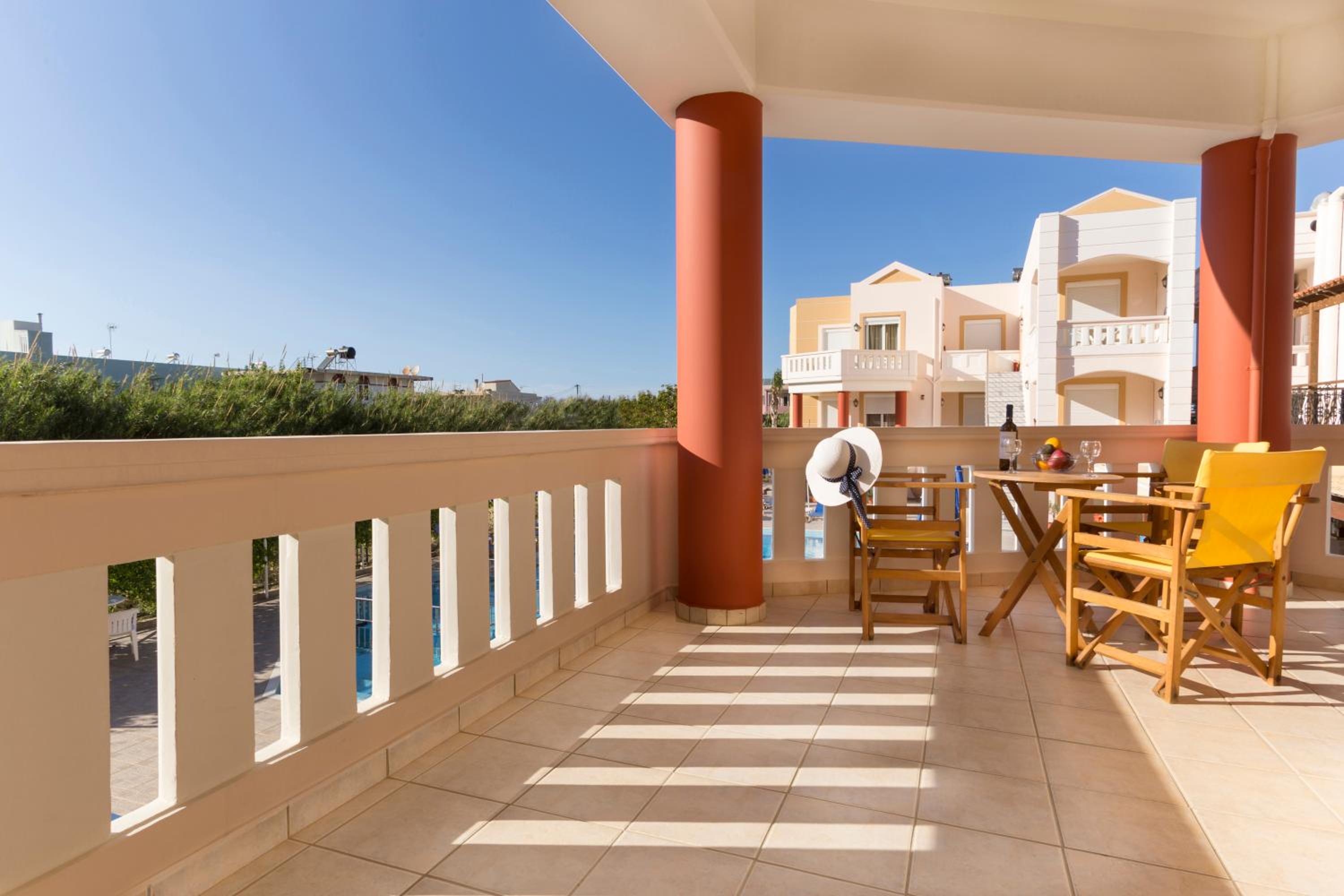 Suite with Pool View - Photo 14